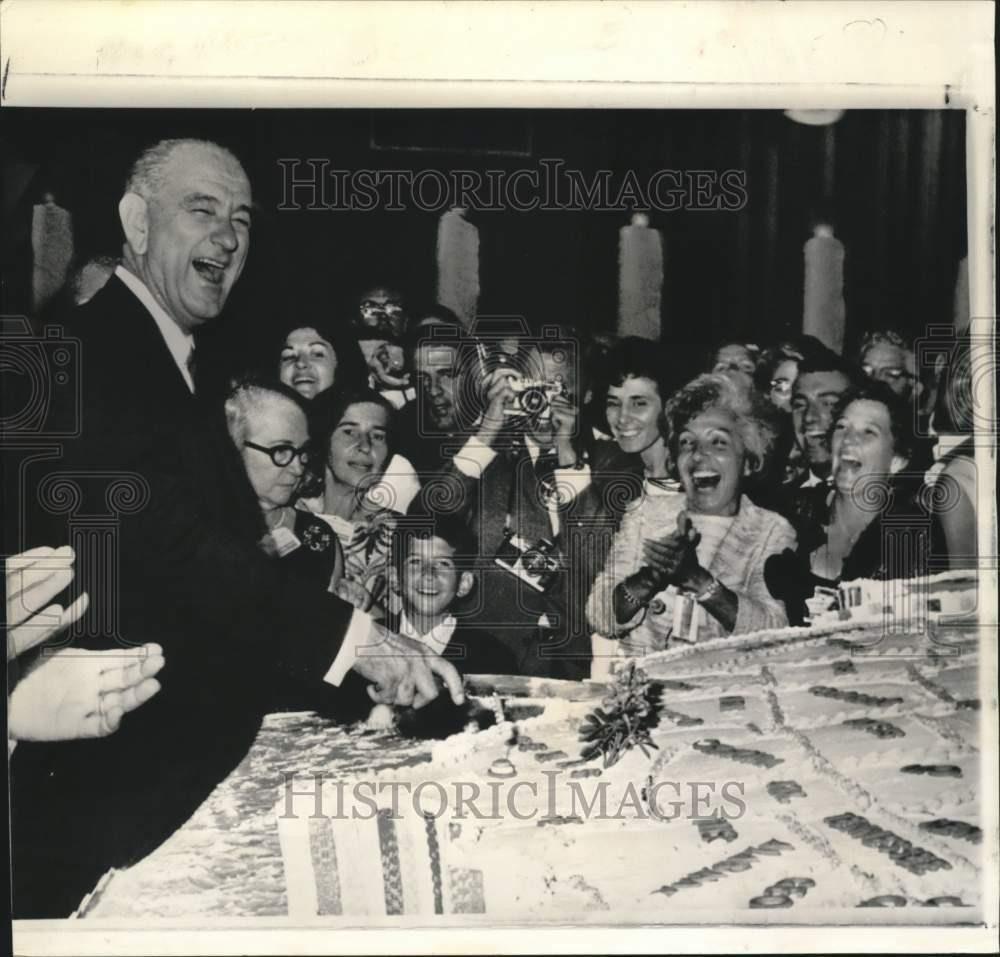 1964 Press Photo President Johnson celebrates birthday with guests-Atlantic City 1964 Press Photo President Johnson celebrates birthday with guests-Atlantic City