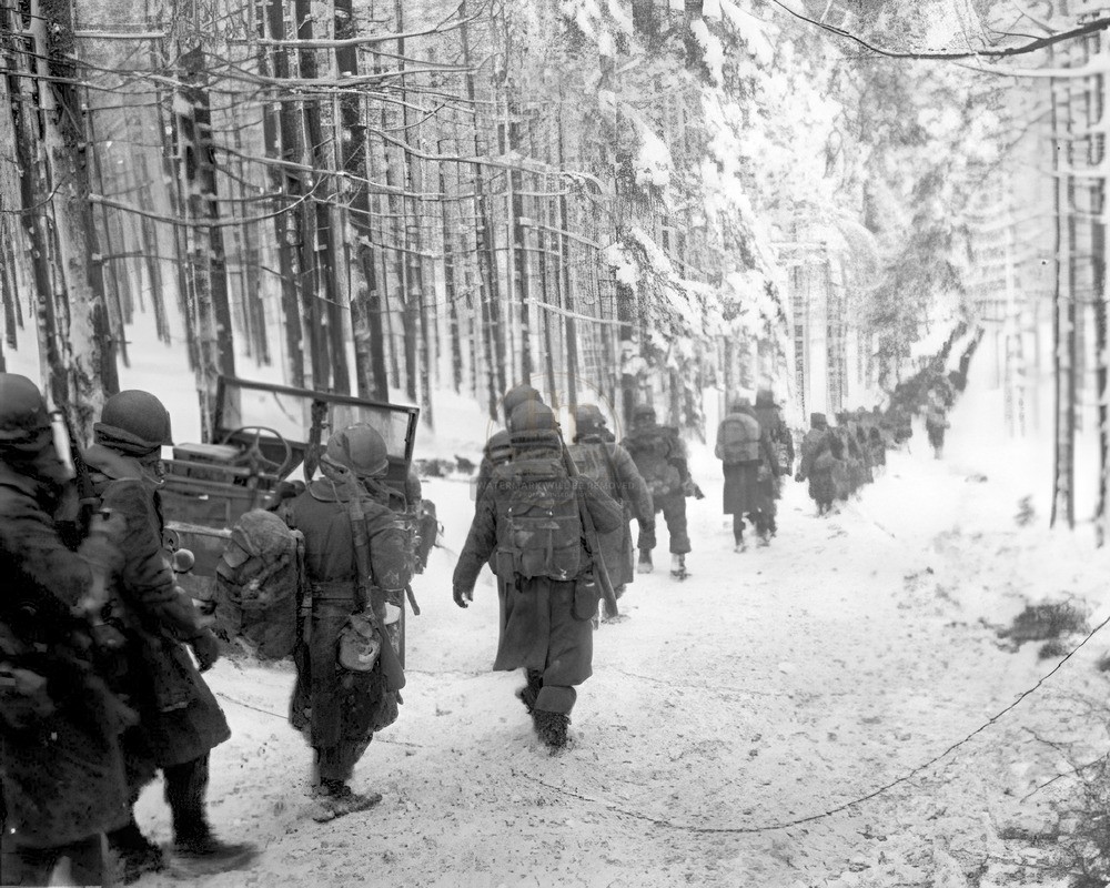 Battle of the Bulge US Soldiers on a Snowy Road WWII 8x10 Photo Print HT413646