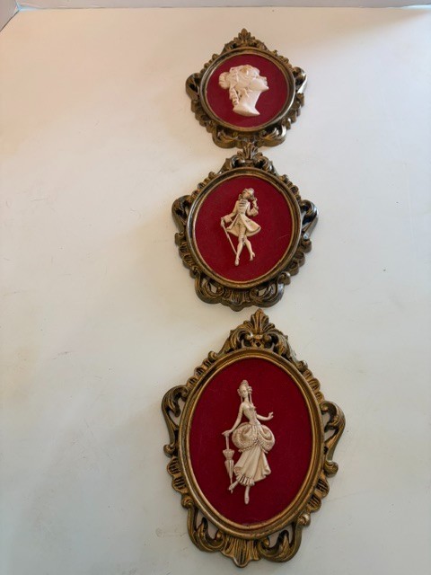 Vtg  3 Depose 3D Resin Victorian Wall Plaques on velvet Modello Depositato
