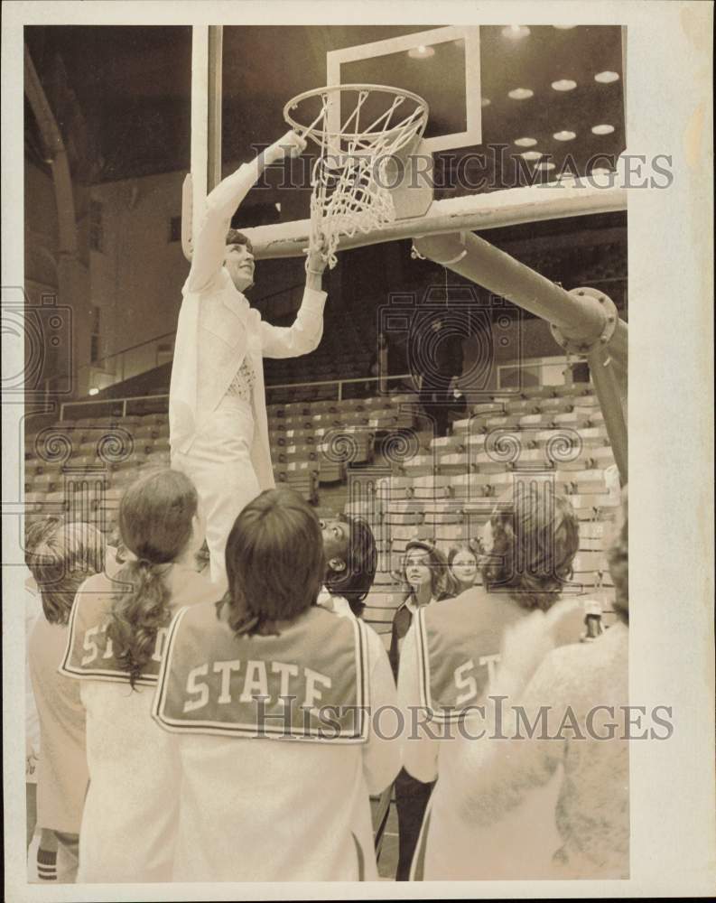 1976 Press Photo North Carolina State Women's Basketball Coach Kay Yow Cuts Net