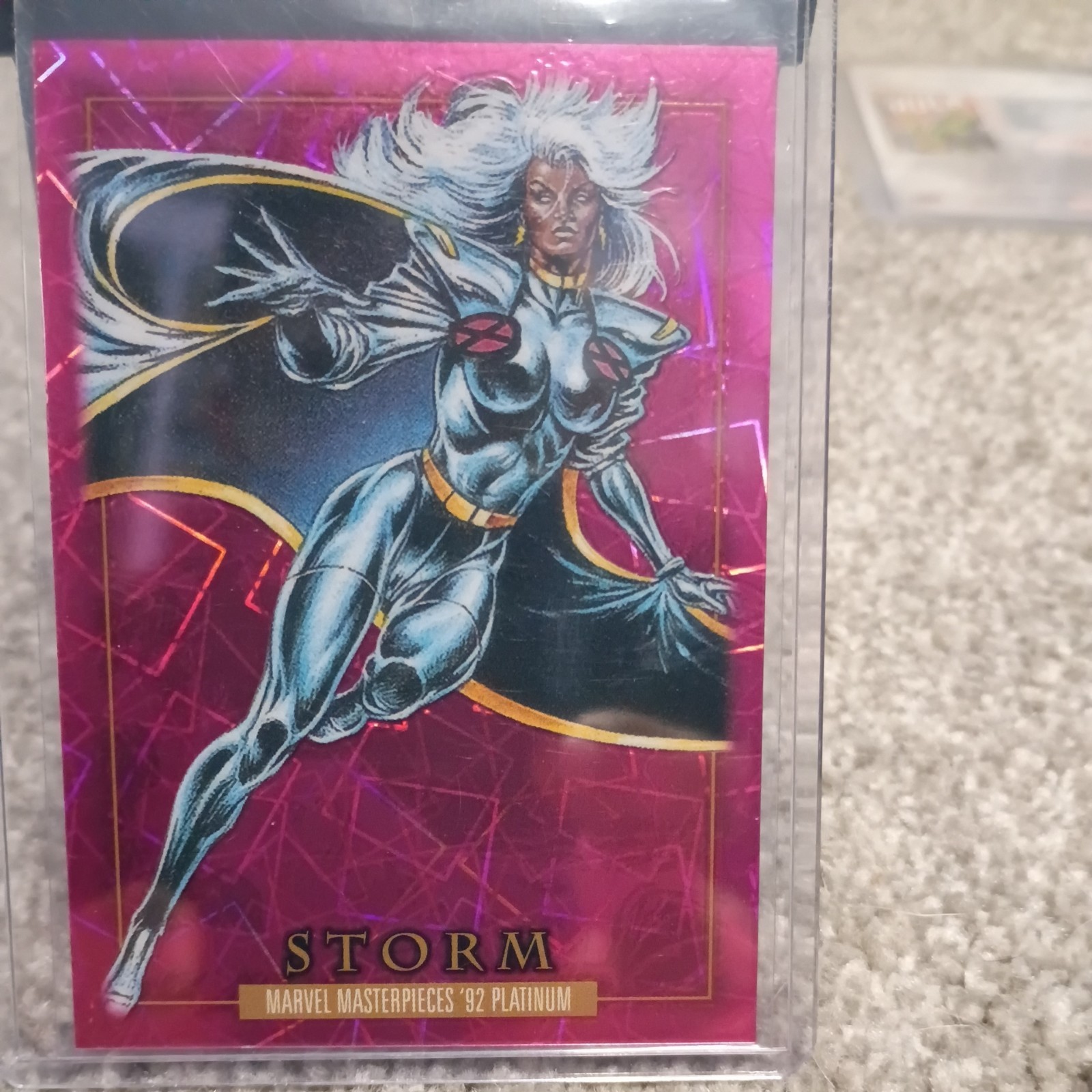 2024 1992 Skybox Marvel Masterpieces Platinum Pink Lasers #86 Storm 058/992 2024 1992 Skybox Marvel Masterpieces Platinum Pink Lasers #86 Storm 058/992