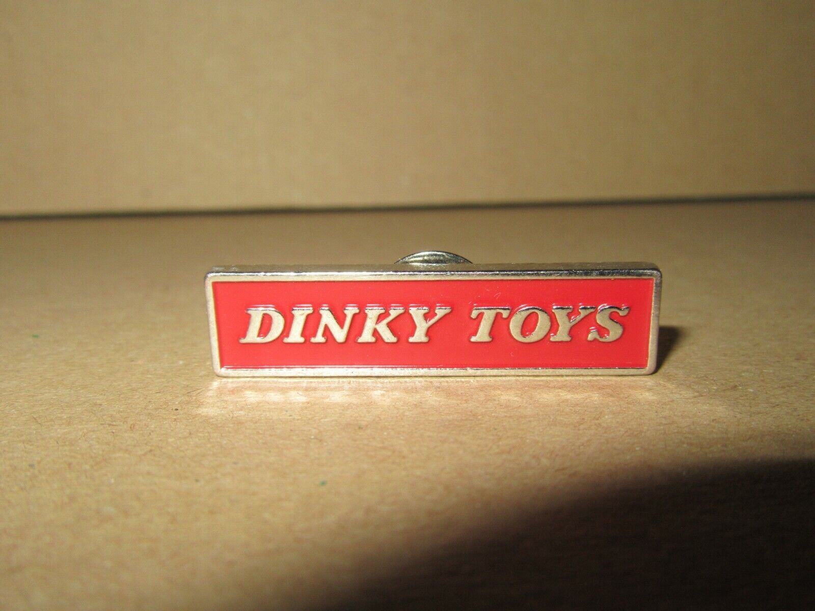 456P Atlas Dinky-Toys Editions Pin\'s Badge Reissue L 4cm