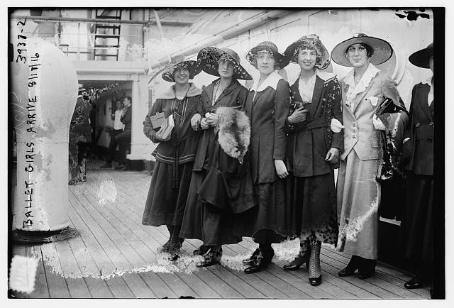 Photo:Ballet Girls Arrive 1916 Ship Deck Women Hats Dance Troupe