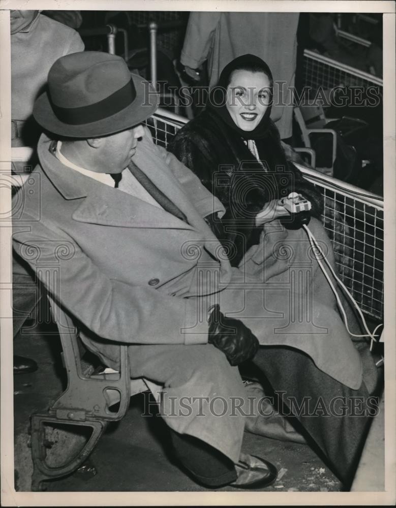 1943 Press Photo NY Yankee Owner Dan Topping w/ Wife Kay Under Electric Blanket 1943 Press Photo NY Yankee Owner Dan Topping w/ Wife Kay Under Electric Blanket
