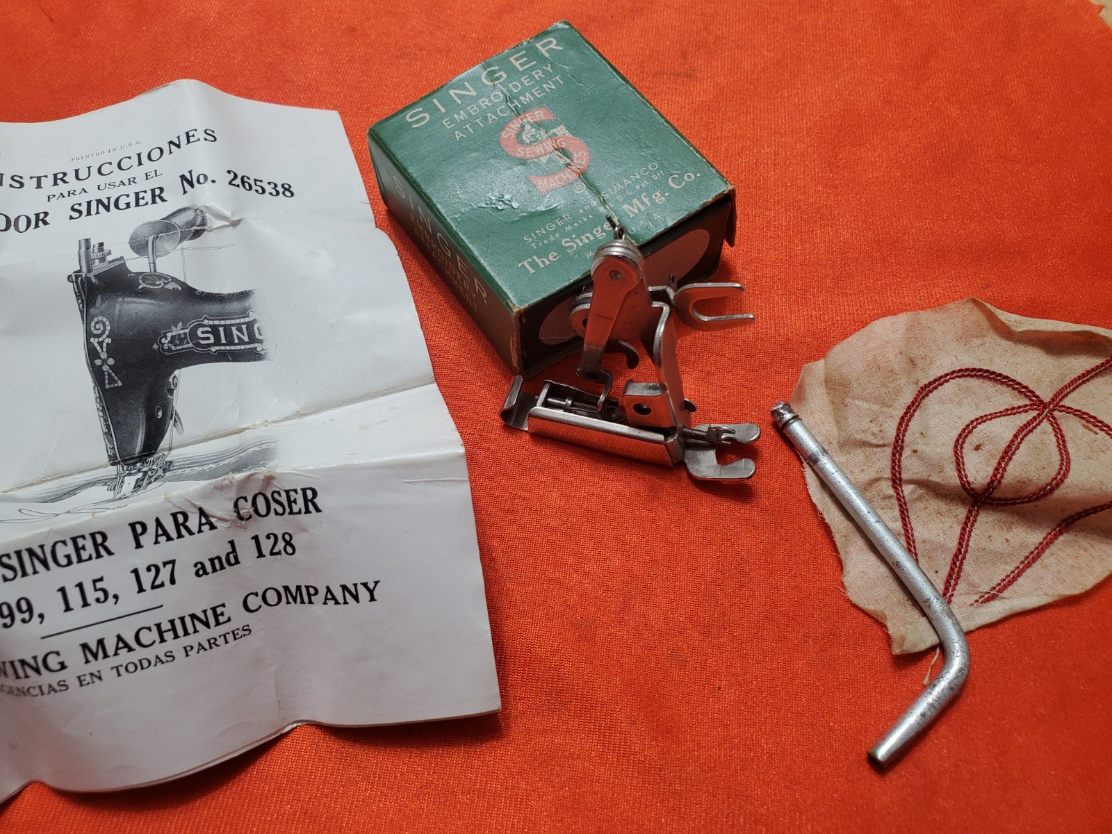 Vintage Singer 221 222 +Sewing Machine Embroidery Attachment 26538 Spanish Inst.