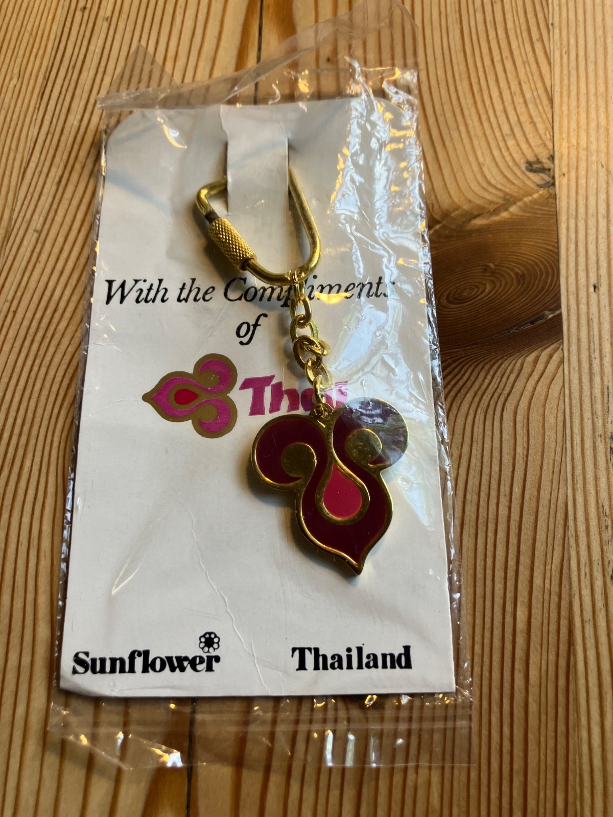 Vintage THAI AIRWAYS Souvenir Keychain Goldtone Enamel Thailand New in Package