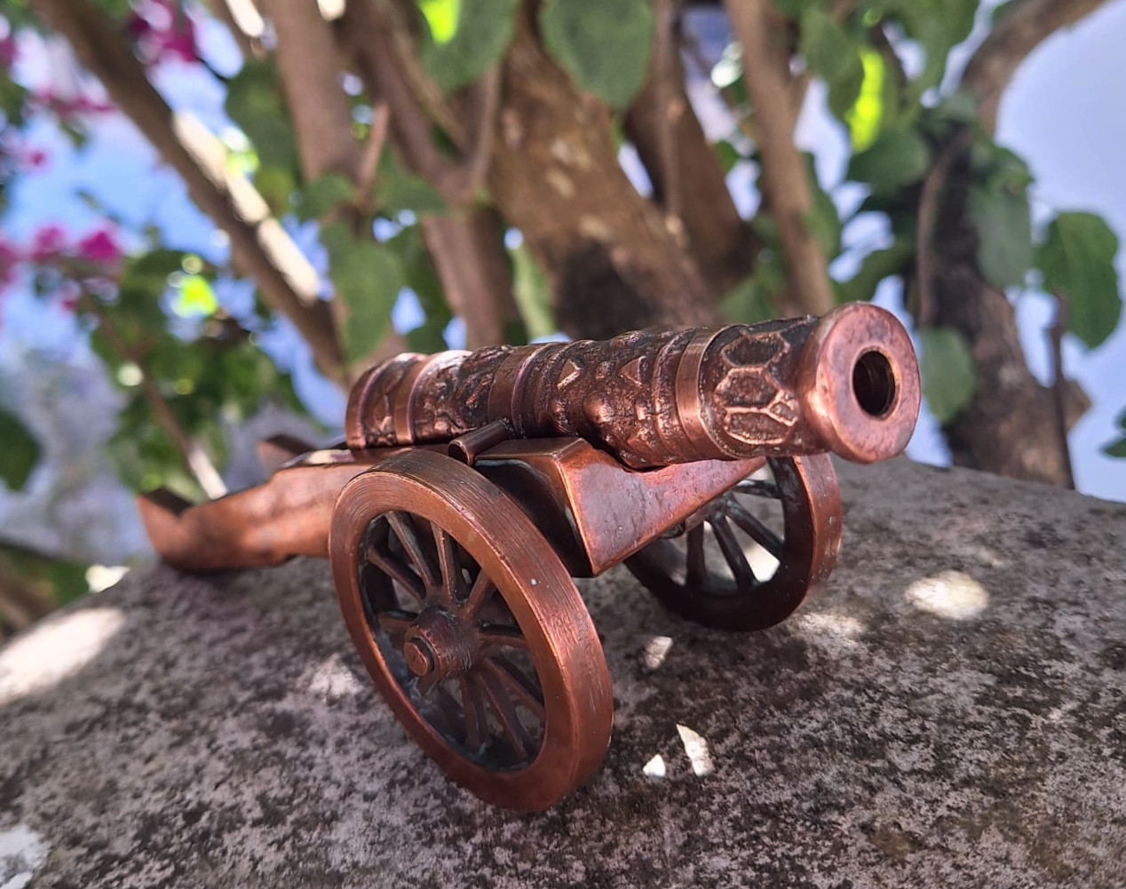 Antique Solid Copper Cannon on Carriage Military Collectible Desk Decoration Antique Solid Copper Cannon on Carriage Military Collectible Desk Decoration