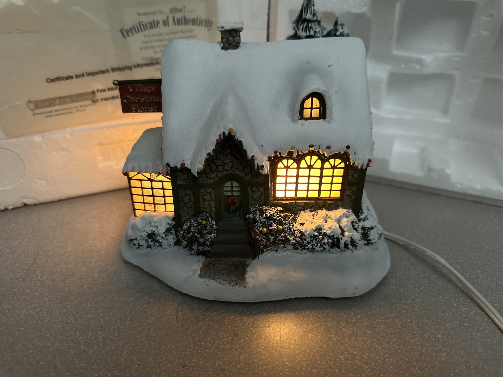 Thomas Kinkade Hawthorne Village “Village Christmas Florist” 79754 Thomas Kinkade Hawthorne Village “Village Christmas Florist” 79754