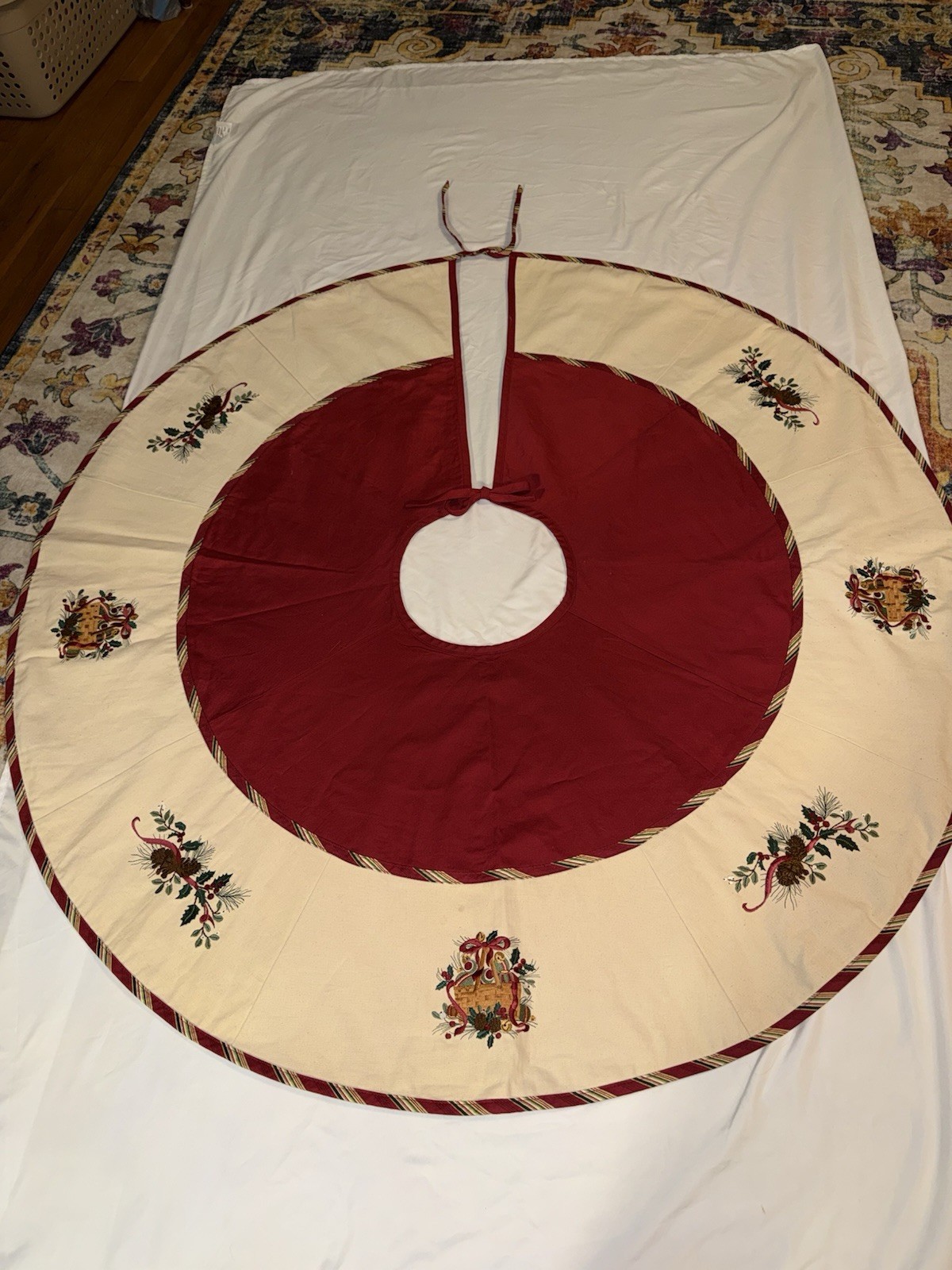 🇺🇸LONGABERGER Christmas Tree Skirt Embroidered 52” FAMILY Heirloom Forever 🧺✨ 🇺🇸LONGABERGER Christmas Tree Skirt Embroidered 52” FAMILY Heirloom Forever 🧺✨