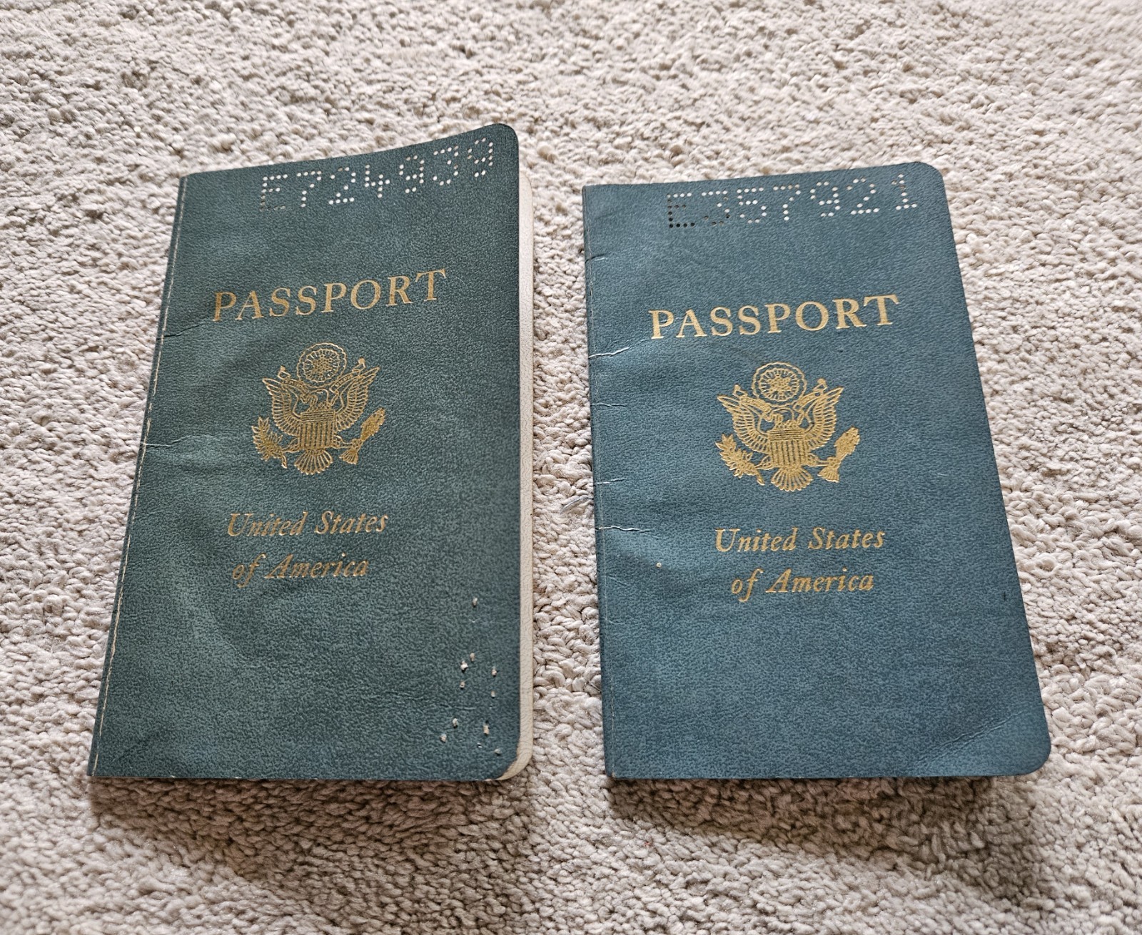 Pair 1960's Vintage USA passports Visa Australia  Brisbane Oct 1964 Green Covers