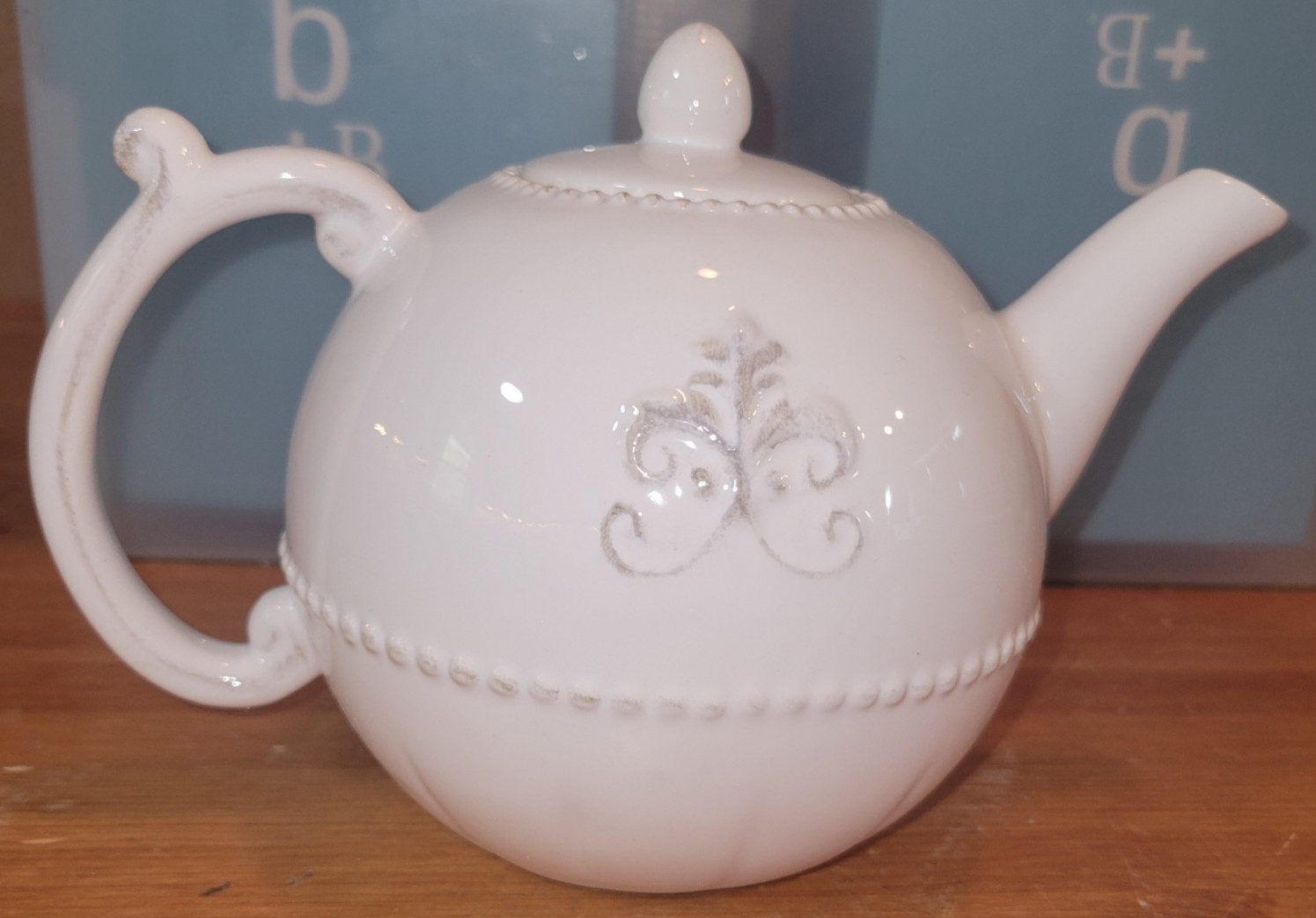 Burton&Burton cream porcelain 3cup Teapot - Emma Grace Burton&Burton cream porcelain 3cup Teapot - Emma Grace