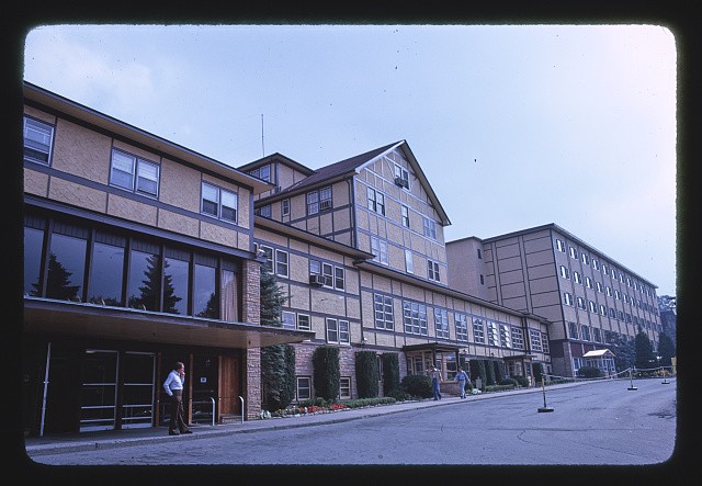 Photo:Liberty New York Grossinger\'s Hotel front 1976