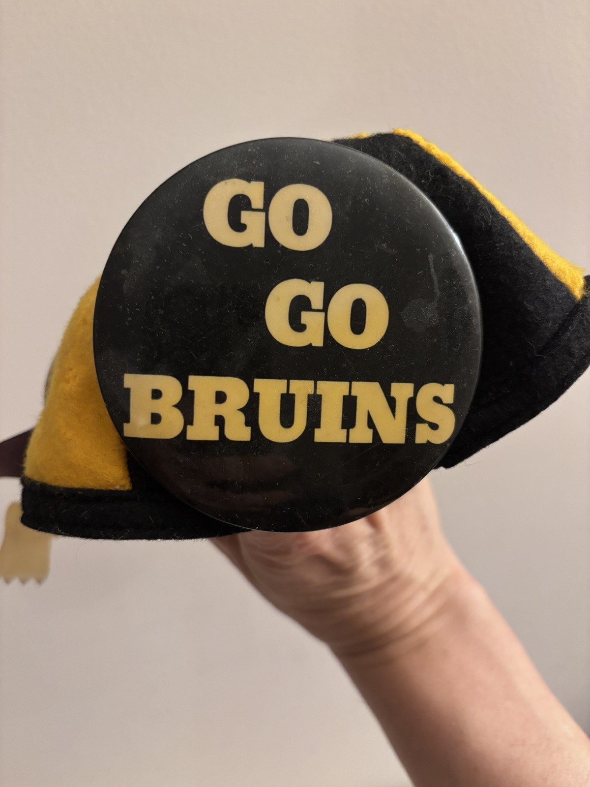 VINTAGE Boston Bruins pinback buttons & beanie NHL hockey late 1960s