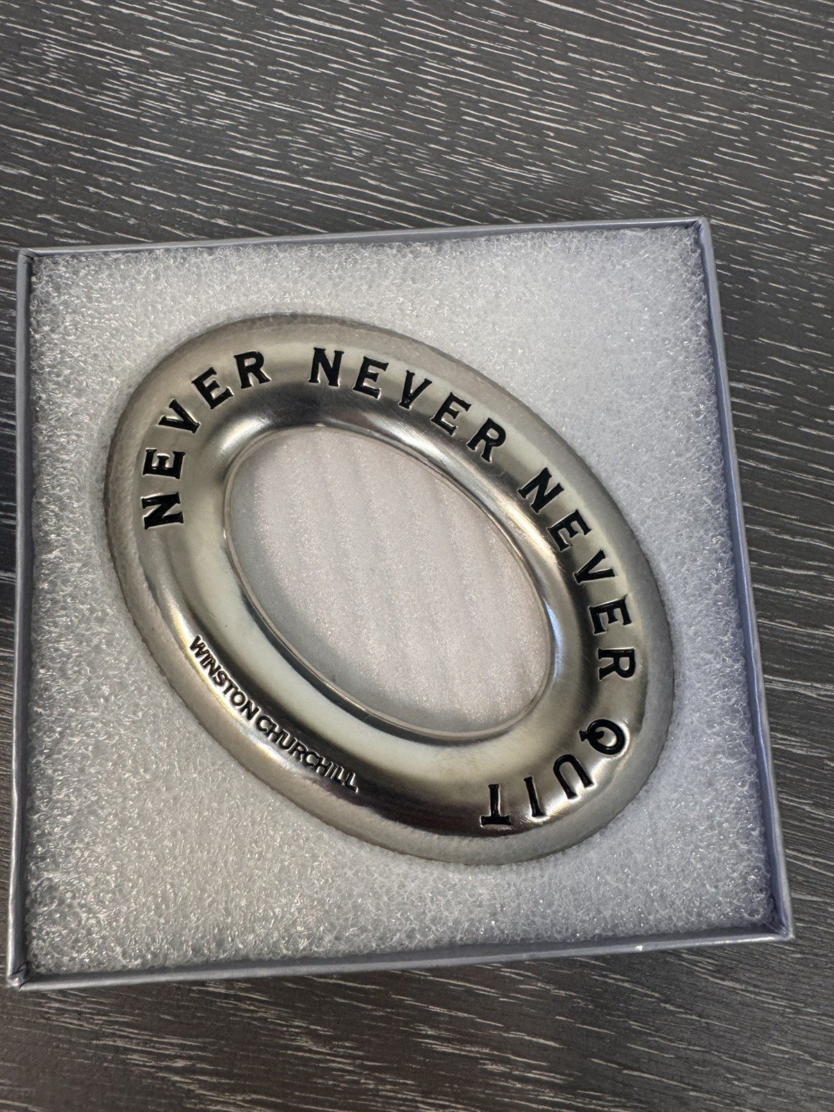 NIB Sacchi Ellipse Paperweight Winston Churchill Quote Never Never Never Quit