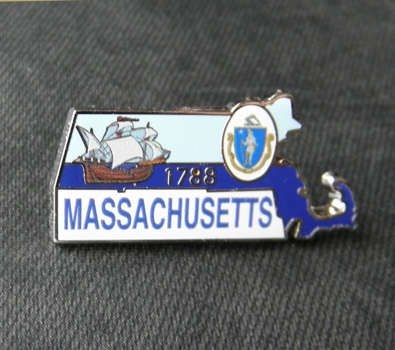 MASSACHUSETTS US STATE MAP SEAL LAPEL PIN 1 INCH METAL ENAMEL PRINTED