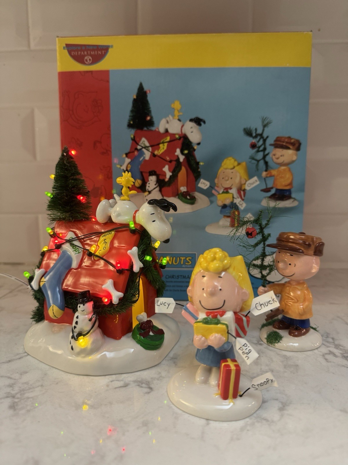 Department 56 PEANUTS “A Very Snoopy Christmas”. Complete. Tested  56.59092 2003