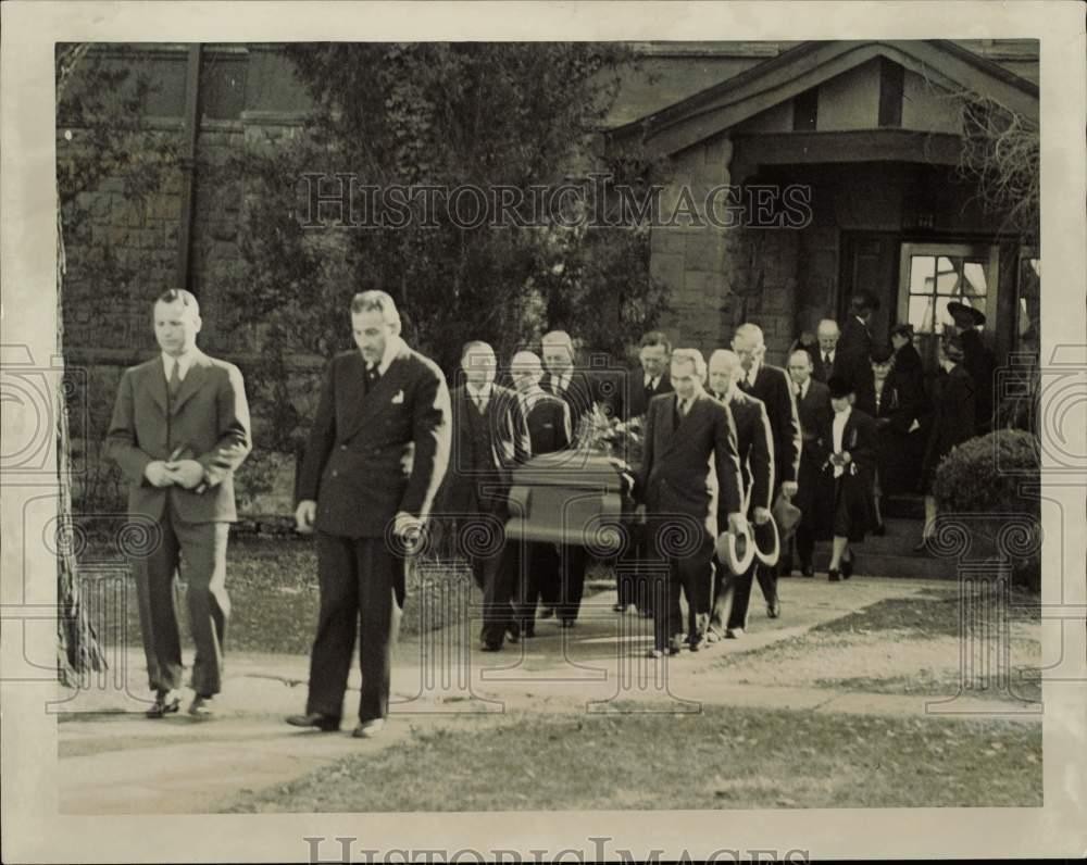 Press Photo Coffin carried by pallbearers during funeral - lra32492