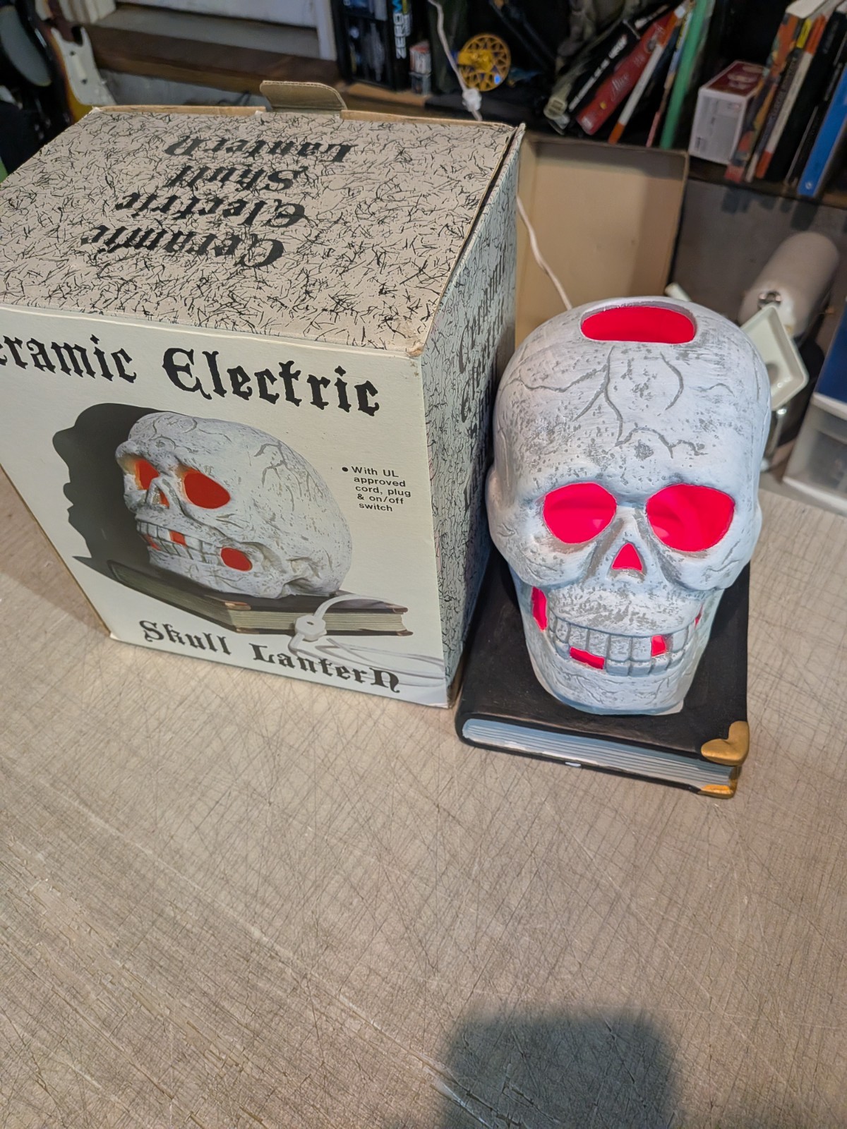 Vintage ROBERT ALAN Ceramic LIGHT-UP Electric 3D SKULL on Book LANTERN Halloween