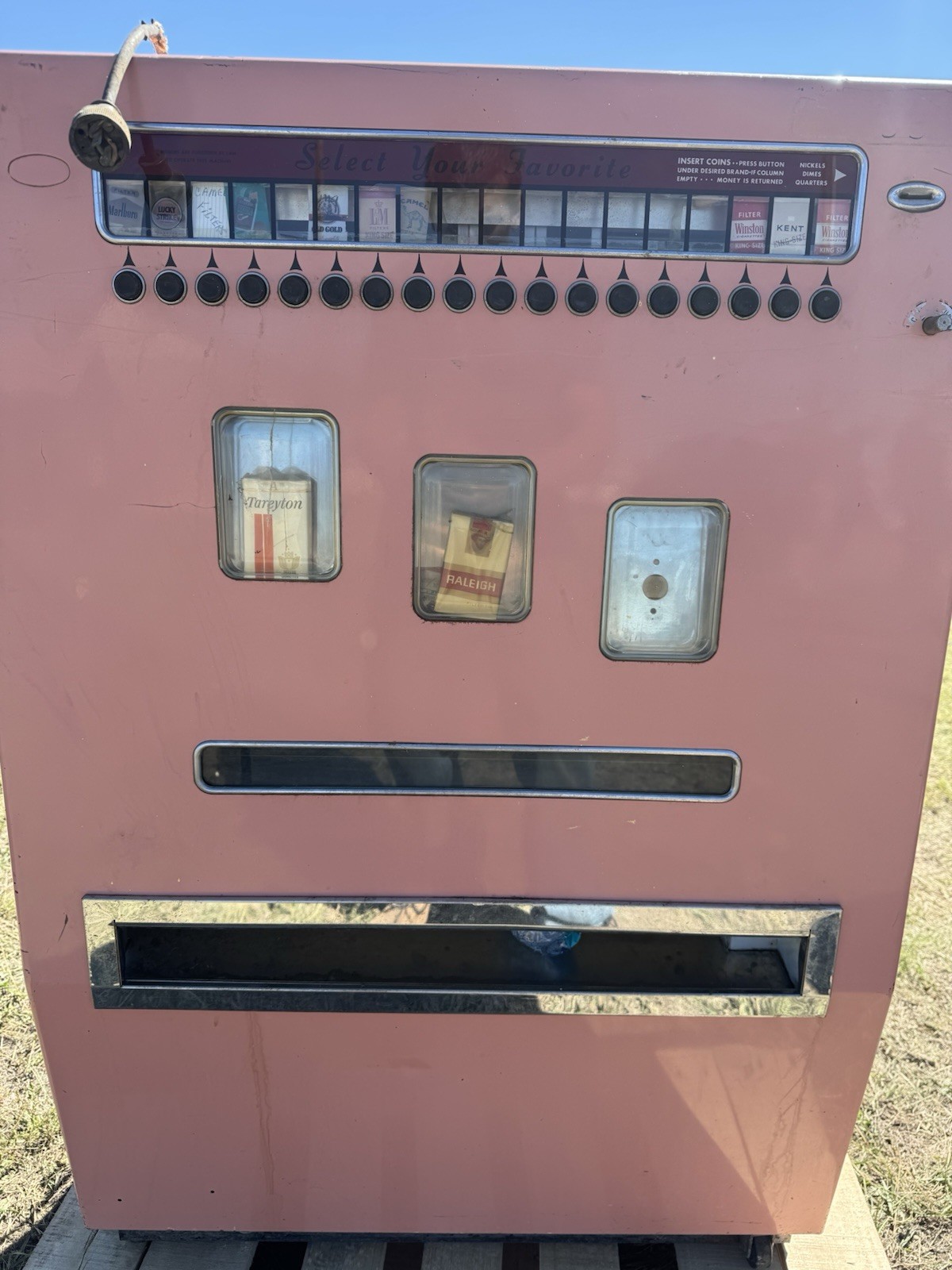 vintage 1950’s ? cigarette dispenser Machine Pink vintage 1950’s ? cigarette dispenser Machine Pink
