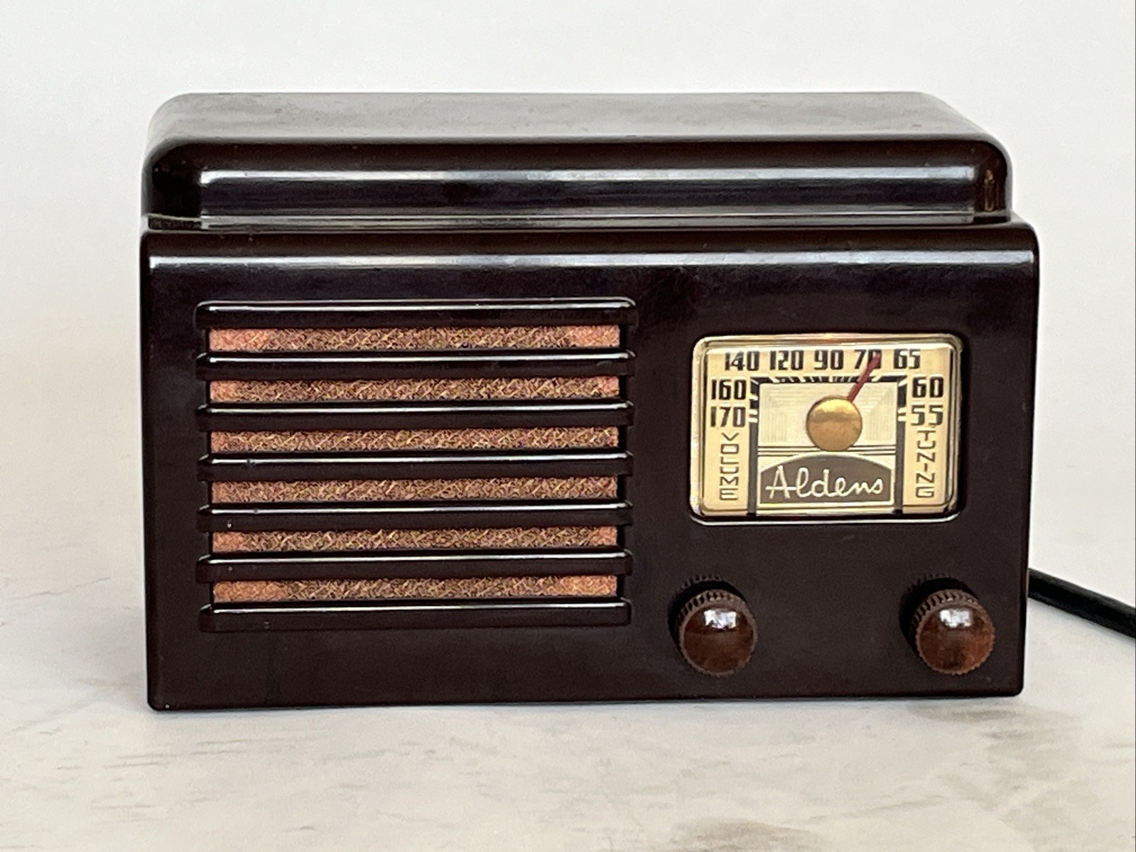 VINTAGE 1940s OLD ALDENS ART DECO OLD ANTIQUE BAKELITE RADIO STILL WORKING COND.