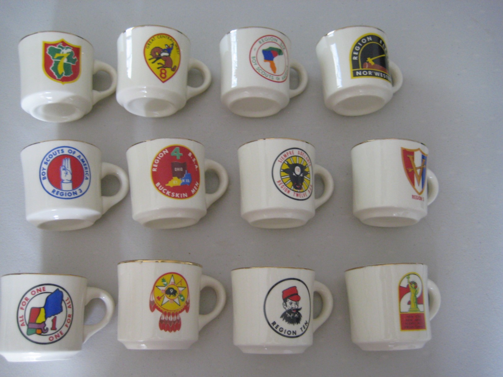COMPLETE VINTAGE SET OF 12 REGION MUGS COMPLETE VINTAGE SET OF 12 REGION MUGS