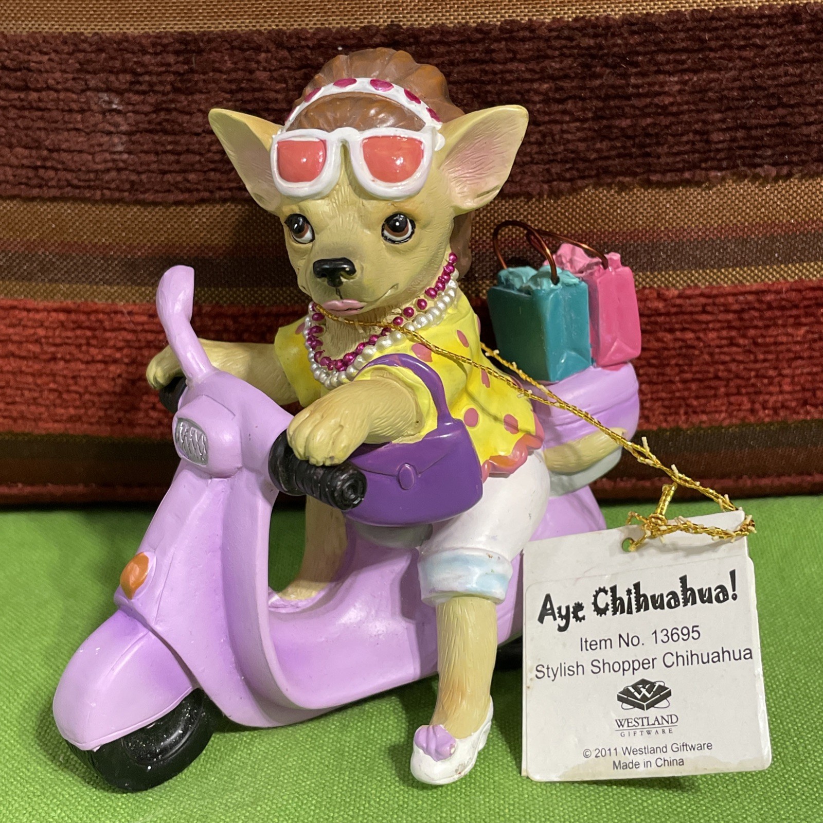 Aye Chihuahua Stylish Shopper 2011. Aye Chihuahua Stylish Shopper 2011.