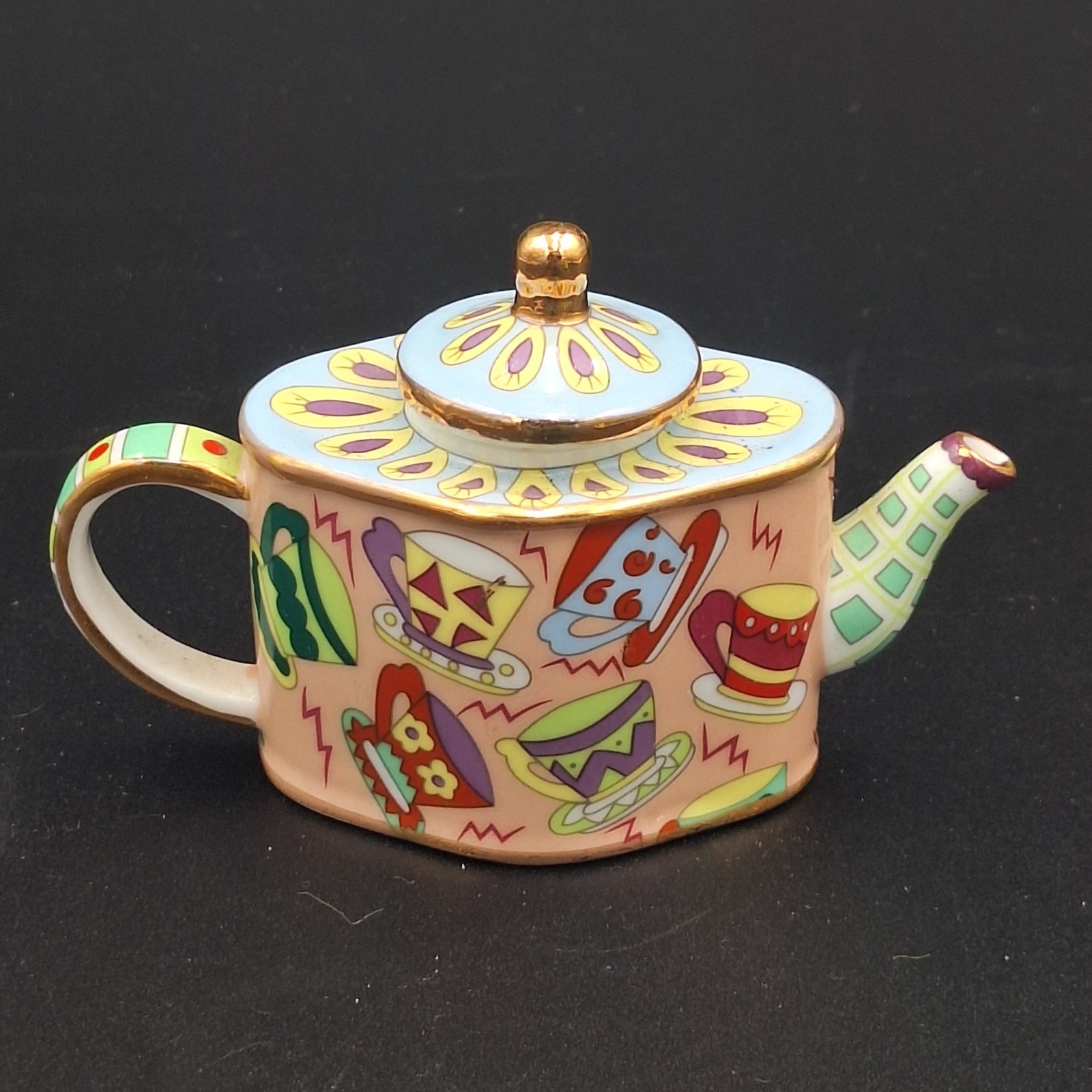 Vivian Chan 2002 Miniature Teapot w Lid Gold Trim Tea Cup Design Collectible