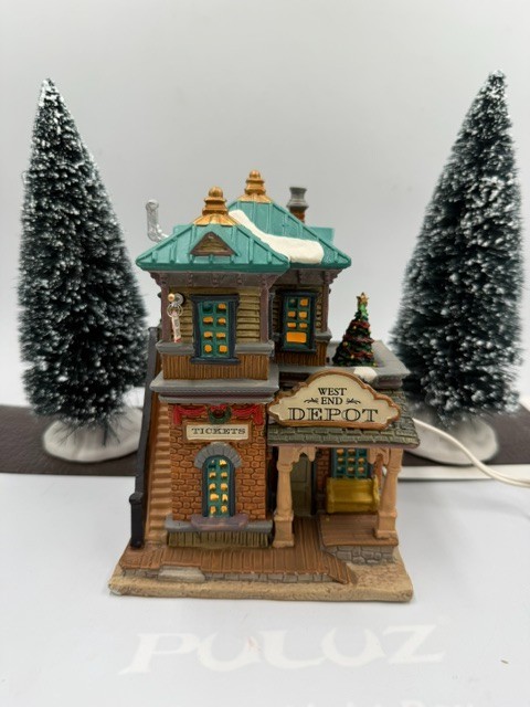 LEMAX Caddington Village Christmas Collection 2003 West End Depot Light-up