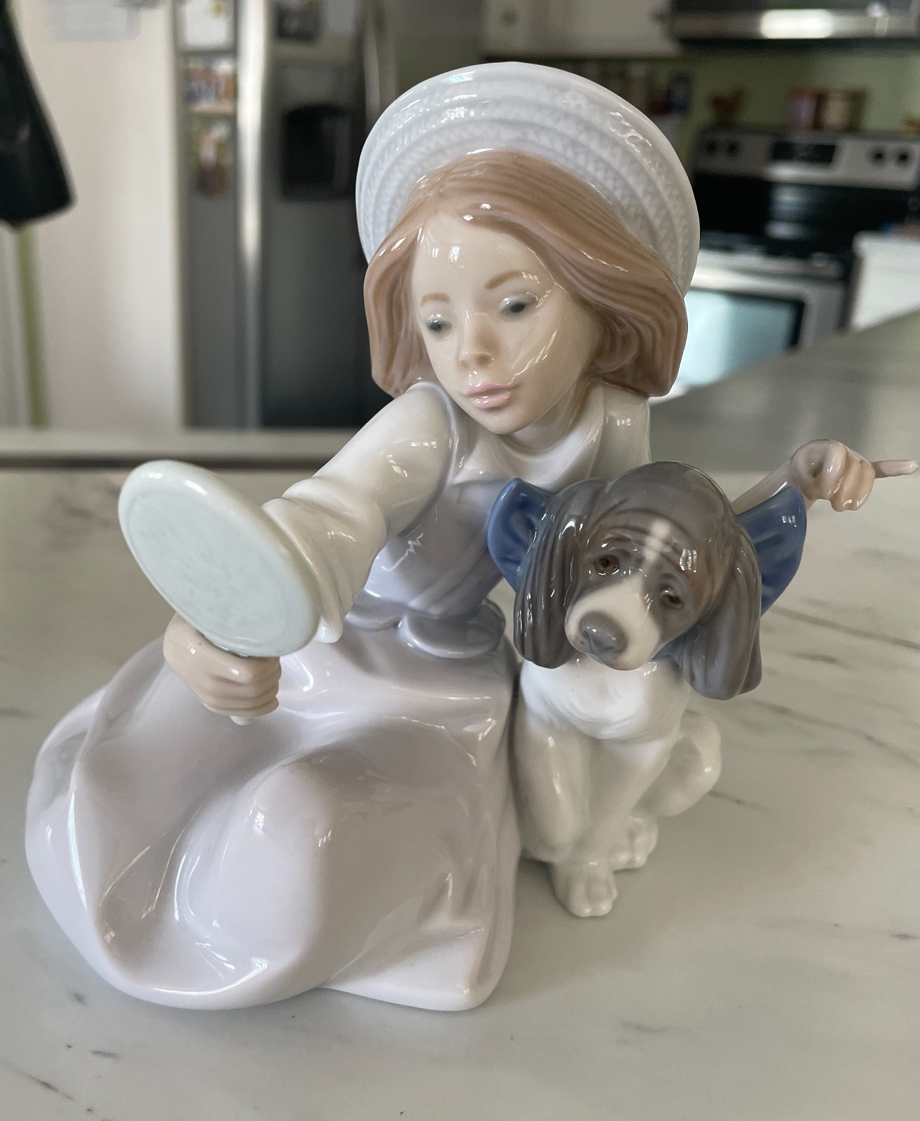 Lladró Glazed Fine Porcelain Figurine \