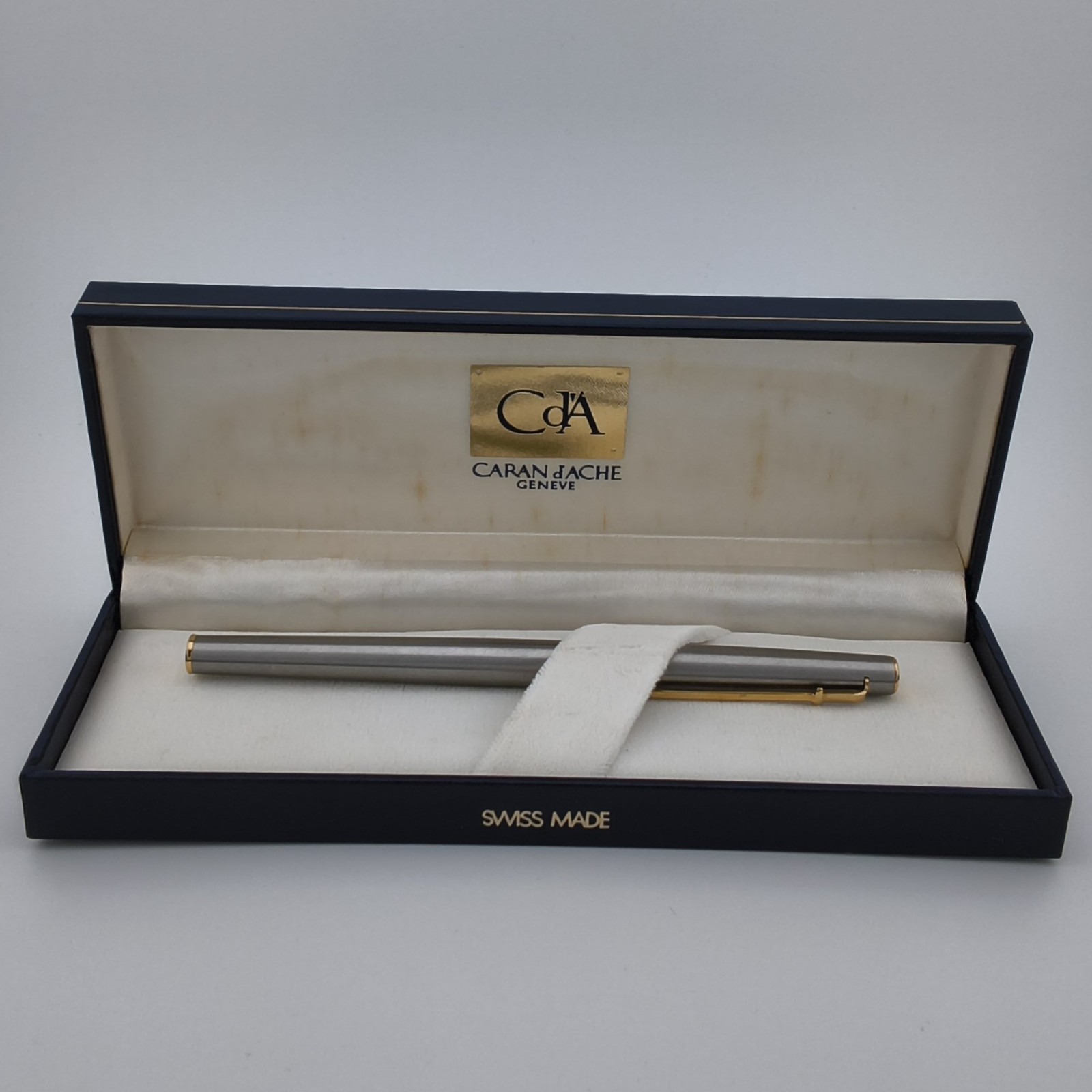 Caran d\'Ache Madison Vintage Fountain Pen 1970s 18C 750 F Gold Nib With Case Caran d\'Ache Madison Vintage Fountain Pen 1970s 18C 750 F Gold Nib With Case