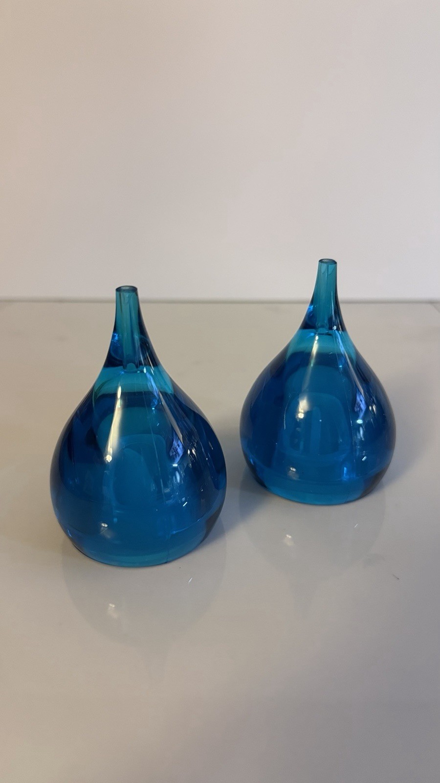 Vintage MCM Guzzini Teardrop Blue Acrylic Salt & Pepper Shaker Set Vintage MCM Guzzini Teardrop Blue Acrylic Salt & Pepper Shaker Set