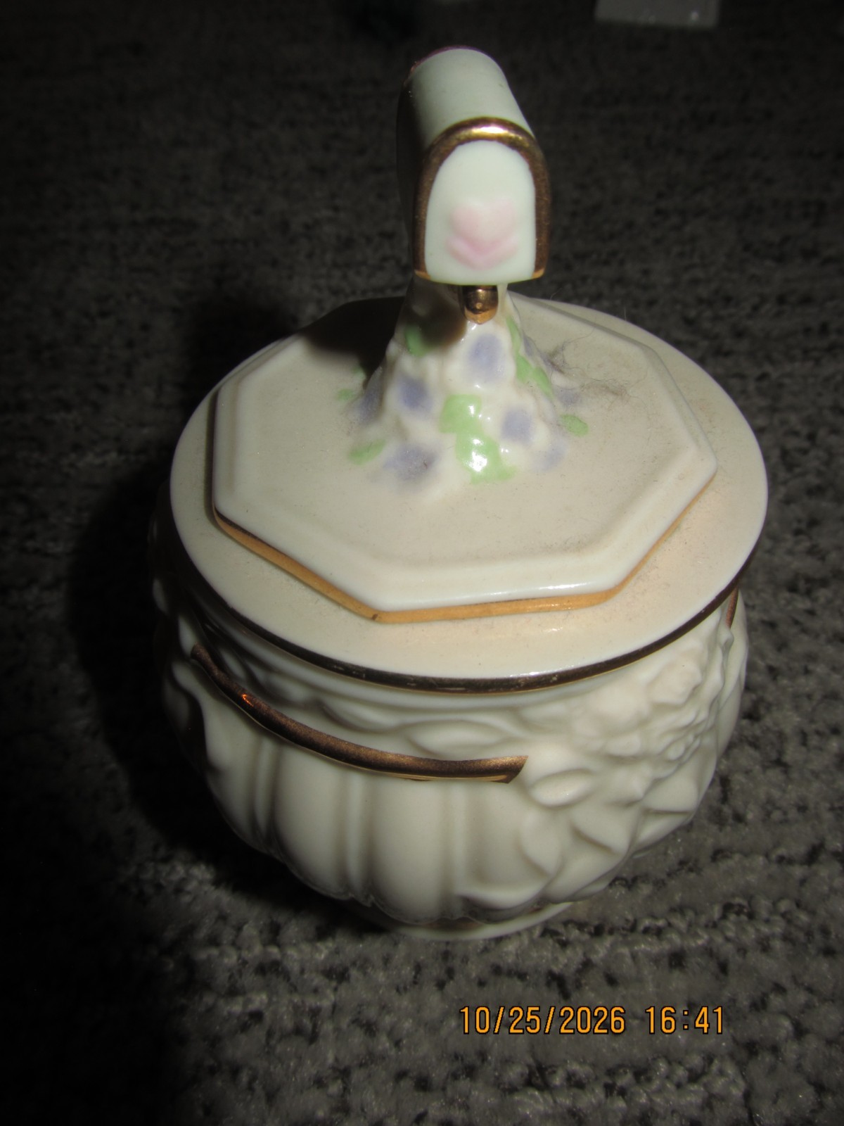 LENOX CHINA TREASURES COLLECTION FRIENDSHIP TRINKET BOX PORCELAIN GOLD TRIM