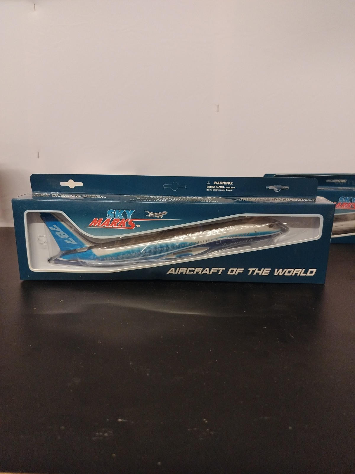 Skymarks US Boeing House 787-8 1/200 w/Spinning Engines Scale Model SKR187