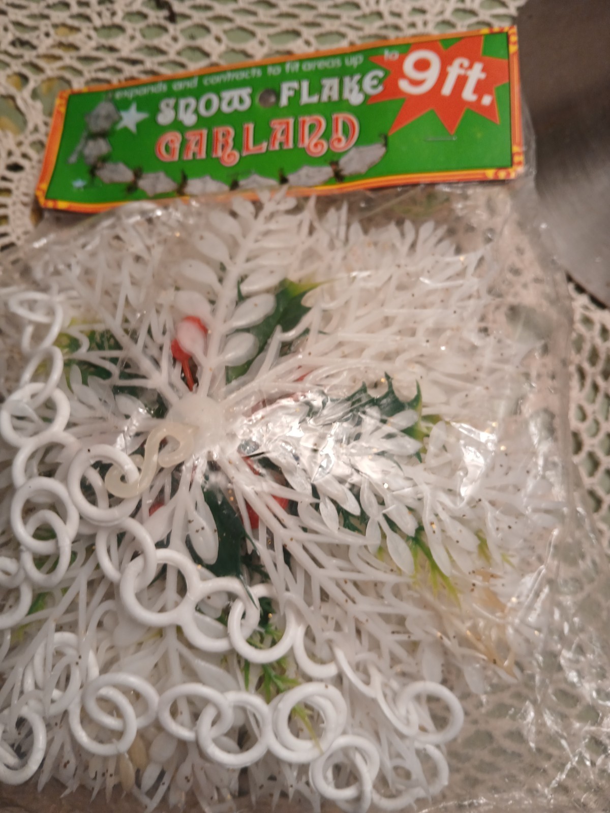 Vtg 1970\'s Soft Plastic Christmas Garland White Snow Flake Holly New NOS 9ft