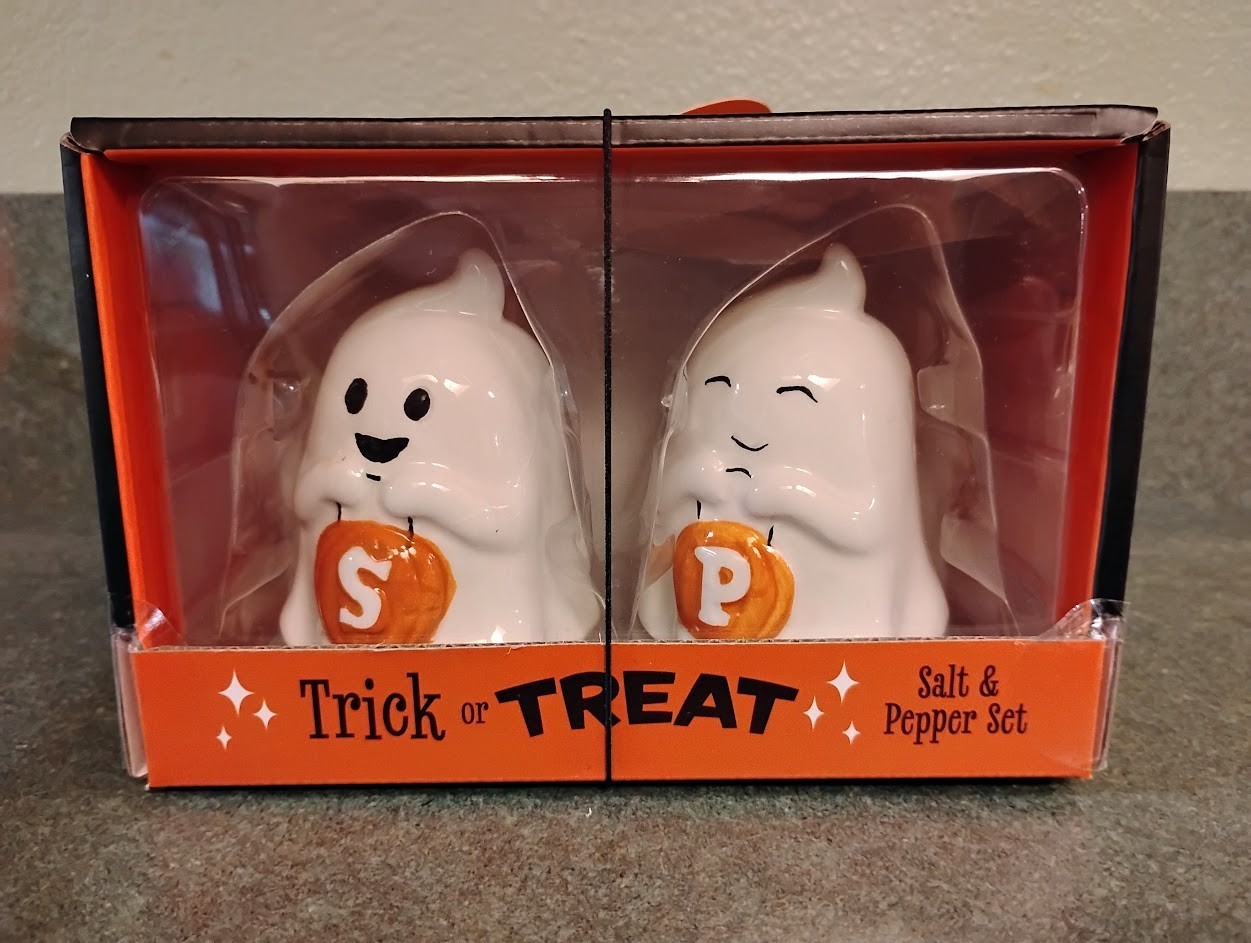 SALT AND PEPPER SHAKERS - CUTE LITTLE GHOSTS - PERFECT FOR HAUNTED HALLOWEEN
