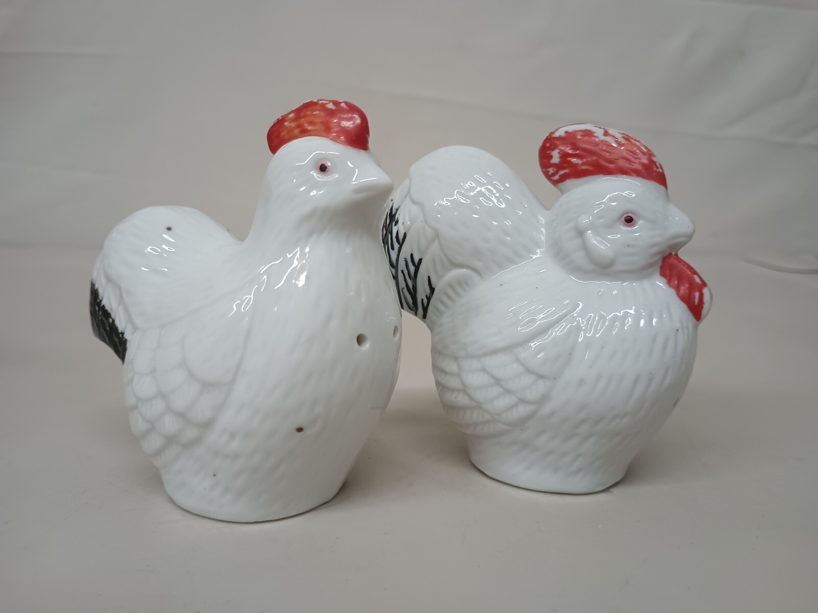 Vtg Rooster Chicken Hen Salt & Pepper Shakers White Red & Black 3\