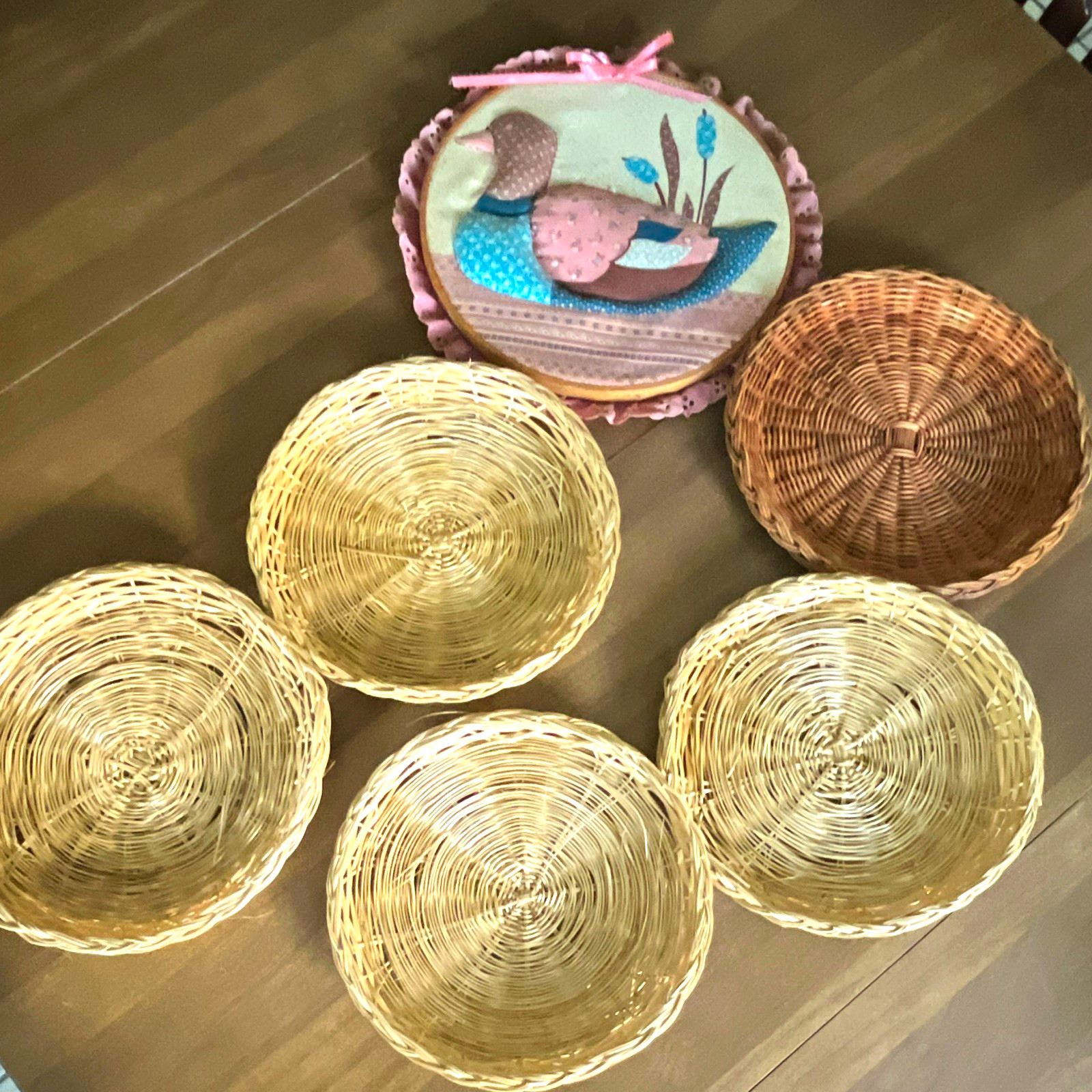 Vintage 3 Round Woven Wicker Baskets w/Lids & Beige/Brown one duck pattern 