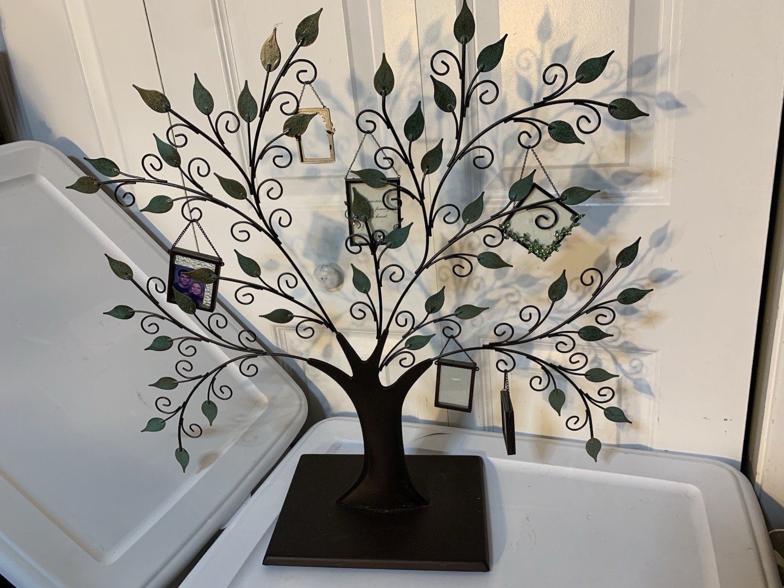 HALLMARK 2002 FAMILY TREE WITH FRAMES 23” X 22” HALLMARK 2002 FAMILY TREE WITH FRAMES 23” X 22”