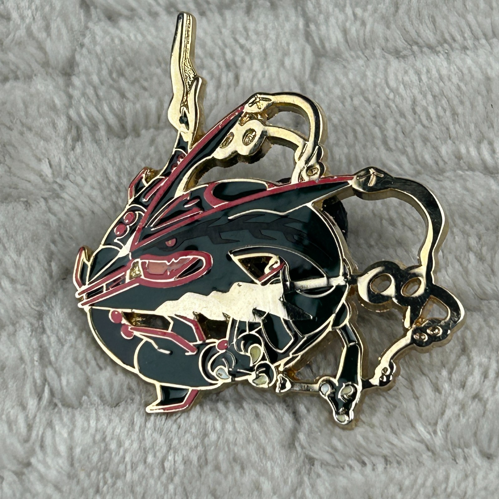 Pokemon Shiny Mega Rayquaza Rare Official Pin - 2015 Pokemon Shiny Mega Rayquaza Rare Official Pin - 2015