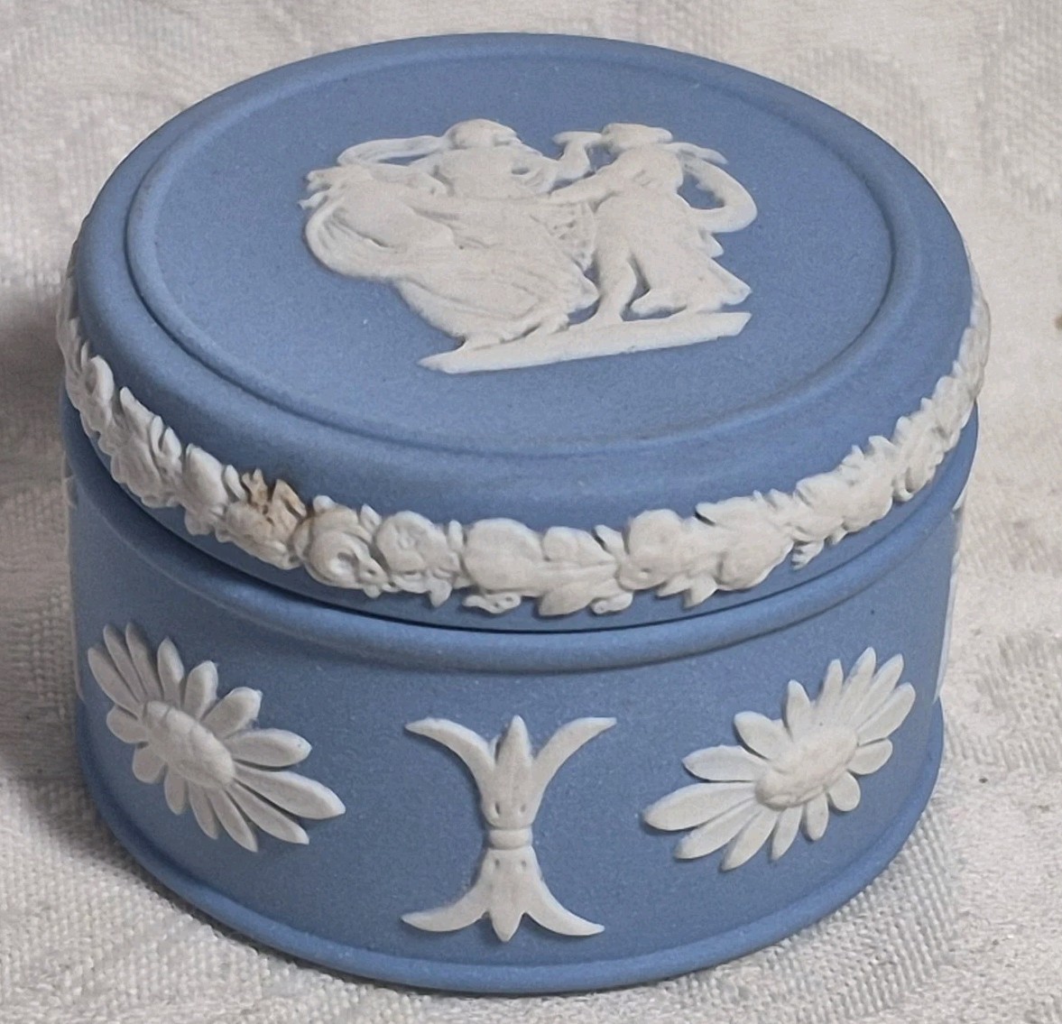 Vtg Wedgwood Jasperware Blue Round Trinket Box 1 3/4\