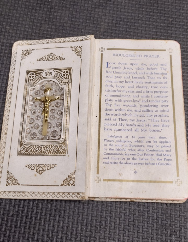 VINTAGE 1958 KEY OF HEAVEN PRAYER BOOK CATHOLIC DEVOTION CELLULOID COVER W/CROSS