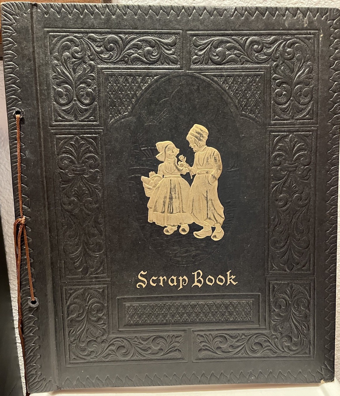 VTG HARLICH SCRAPBOOK #2757 Dutch Boy & Girl Embossed BLACK LEATHERETTE 14.5x12 VTG HARLICH SCRAPBOOK #2757 Dutch Boy & Girl Embossed BLACK LEATHERETTE 14.5x12