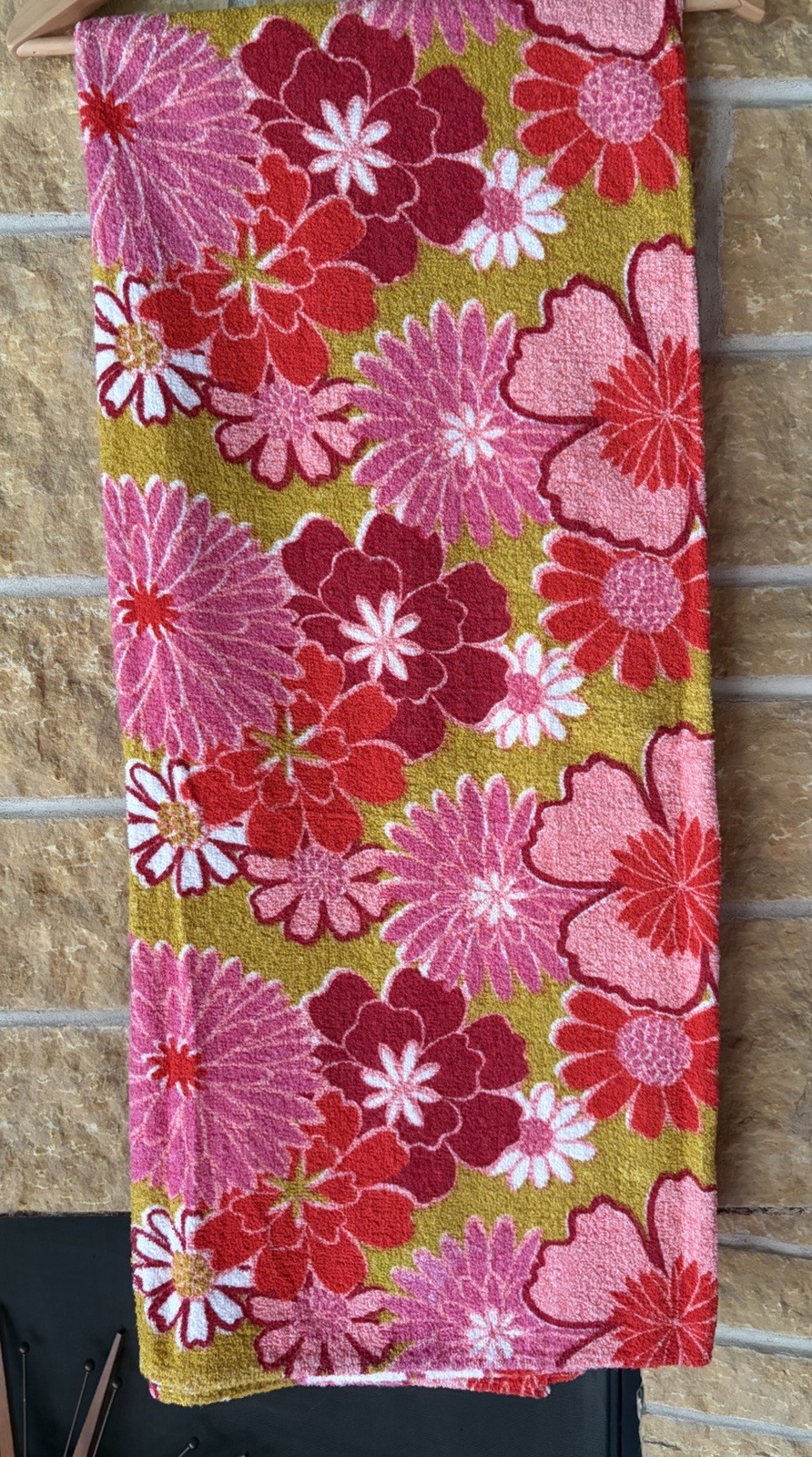 Vintage 60s 70s Flower Power Terrycloth Beach Towel/Tablecloth 52X 64 Pink Red Vintage 60s 70s Flower Power Terrycloth Beach Towel/Tablecloth 52X 64 Pink Red