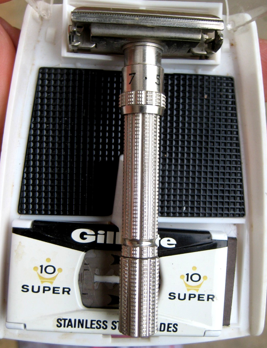 Vintage 1967 M1 ~ GILLETTE SAFETY RAZOR ~ Adjustable SLIM ~ in CASE Complete Vintage 1967 M1 ~ GILLETTE SAFETY RAZOR ~ Adjustable SLIM ~ in CASE Complete