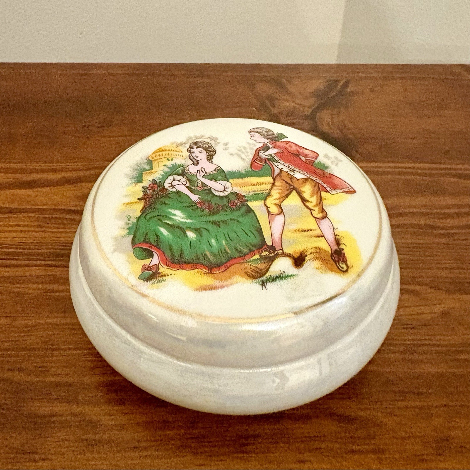 NWOB Vintage Diamond Fine China Korea Iridescent Courting Couple Trinket Box 4.5 NWOB Vintage Diamond Fine China Korea Iridescent Courting Couple Trinket Box 4.5