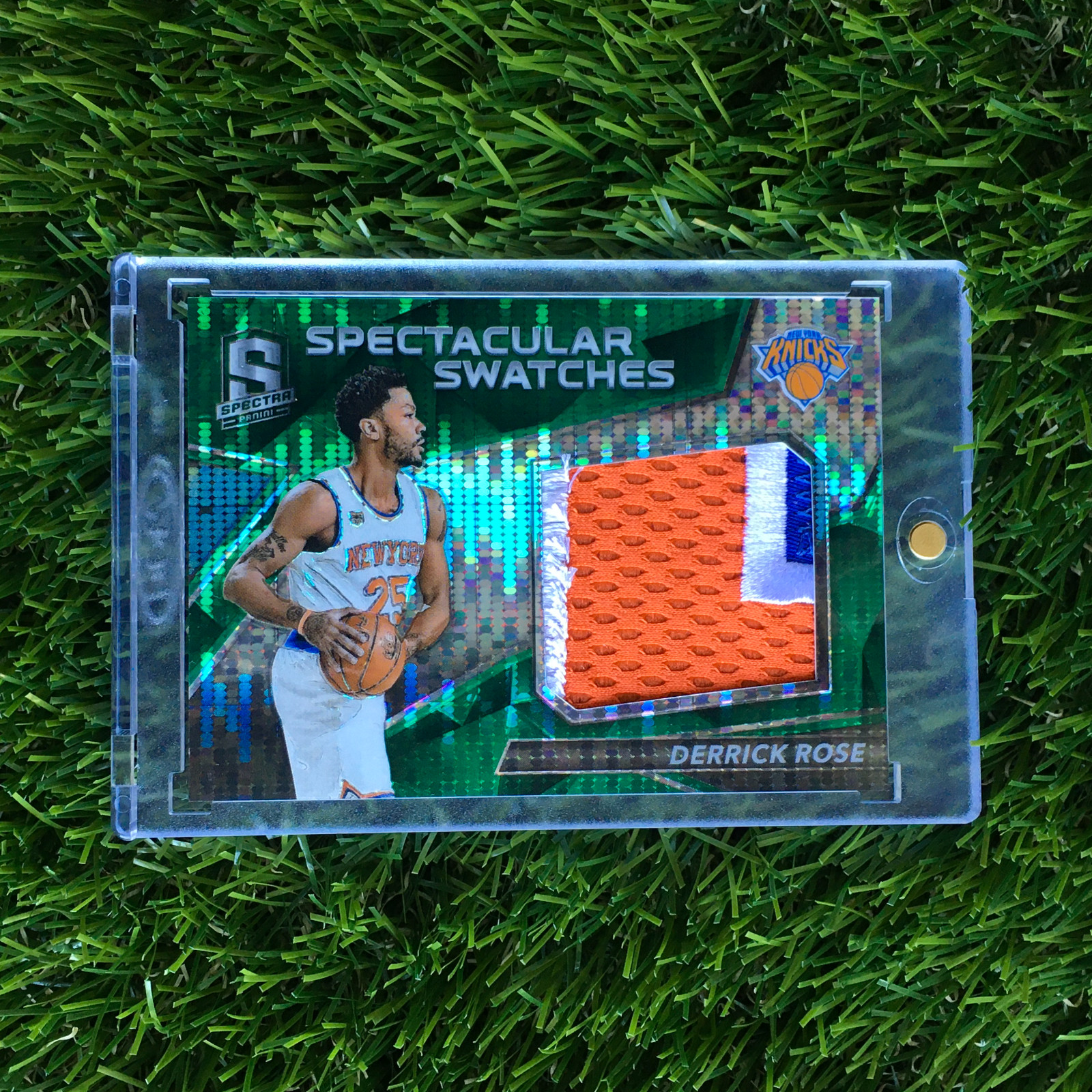 Derrick Rose 2016-17 Panini Spectra #40 Jersey Patch Green Pulsar - 5/5 Derrick Rose 2016-17 Panini Spectra #40 Jersey Patch Green Pulsar - 5/5