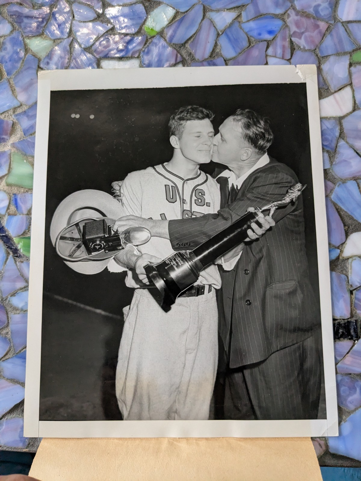 Kiss From Dad W/ Lou Gehrig Trophy Hearst Classic 1949 International News Photo Kiss From Dad W/ Lou Gehrig Trophy Hearst Classic 1949 International News Photo