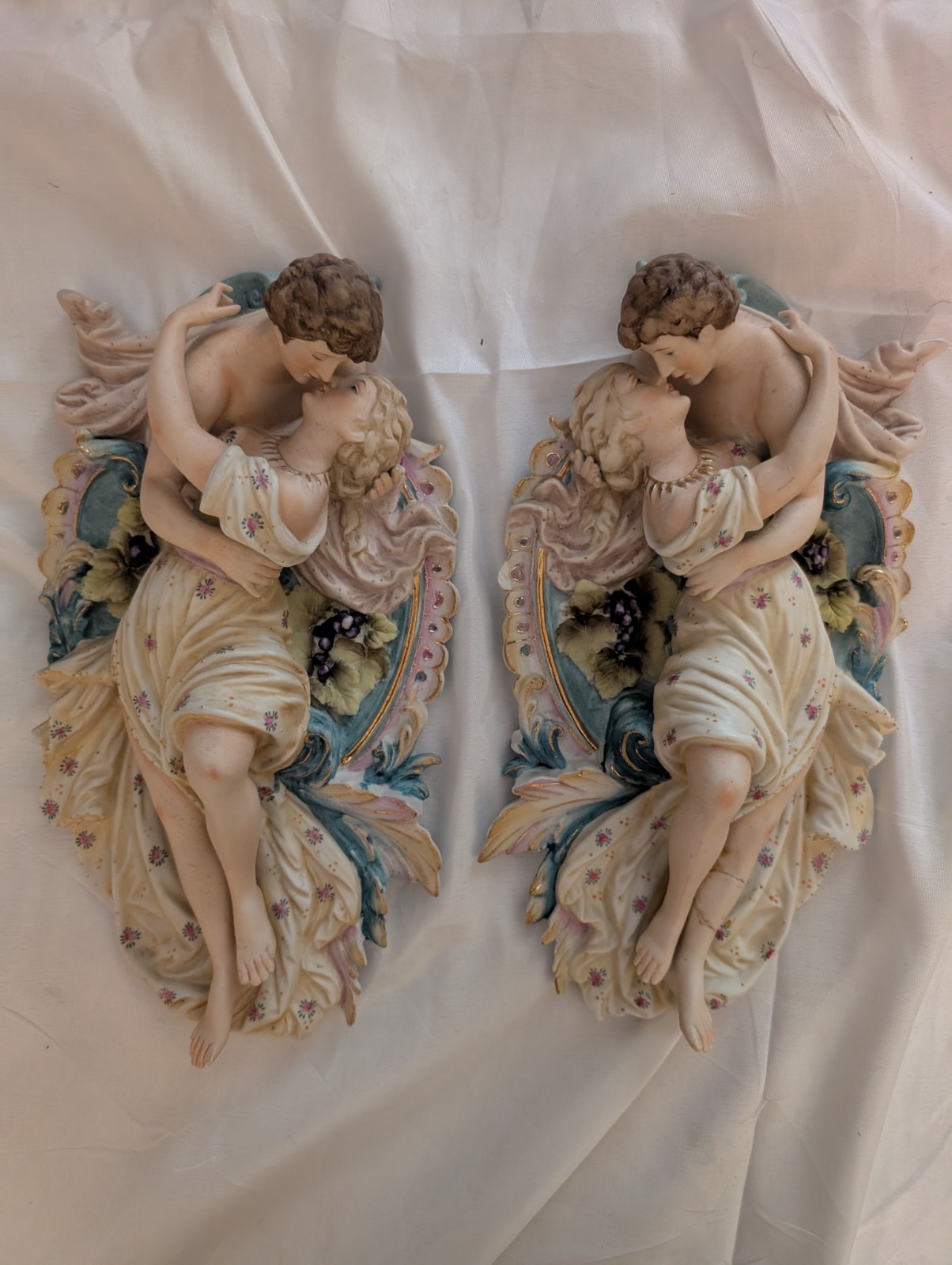 Vintage mid-20th century Capodimonte-style porcelain wall plaque See Damage Pic Vintage mid-20th century Capodimonte-style porcelain wall plaque See Damage Pic