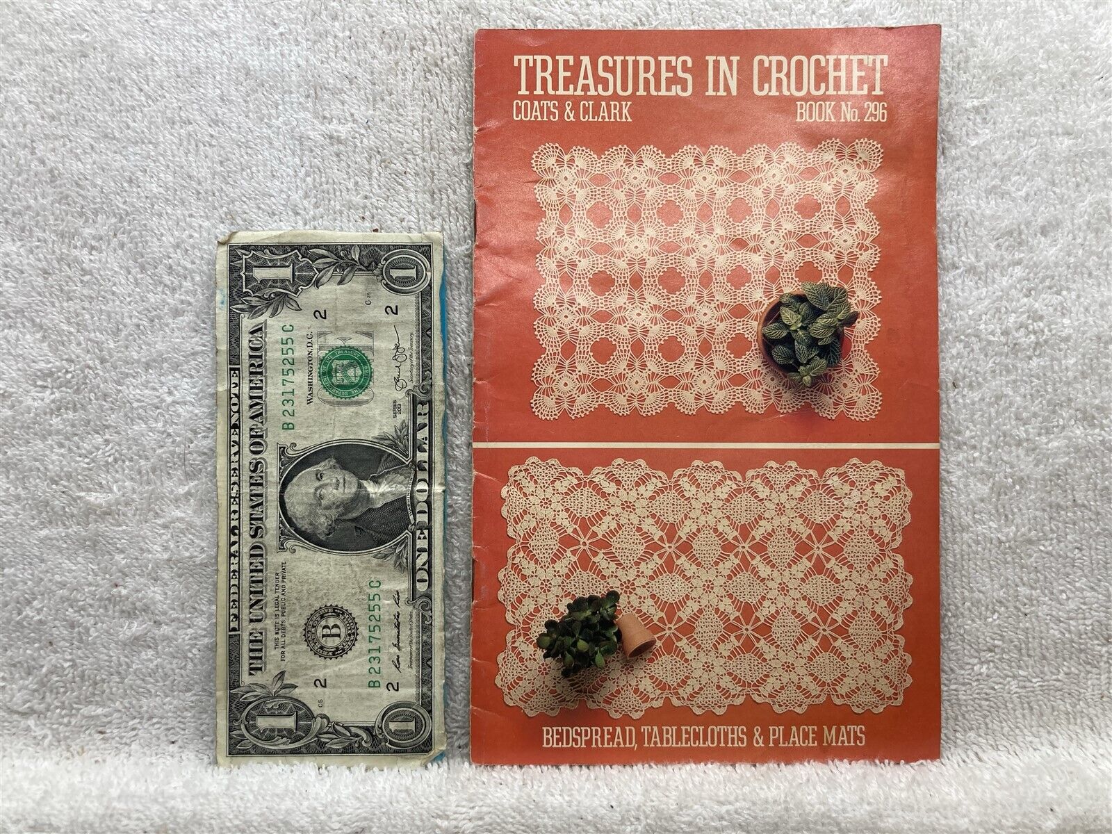 1981 Coats and Clark Treasures in Crochet Tablecloths Placemats Bedspread Vtg