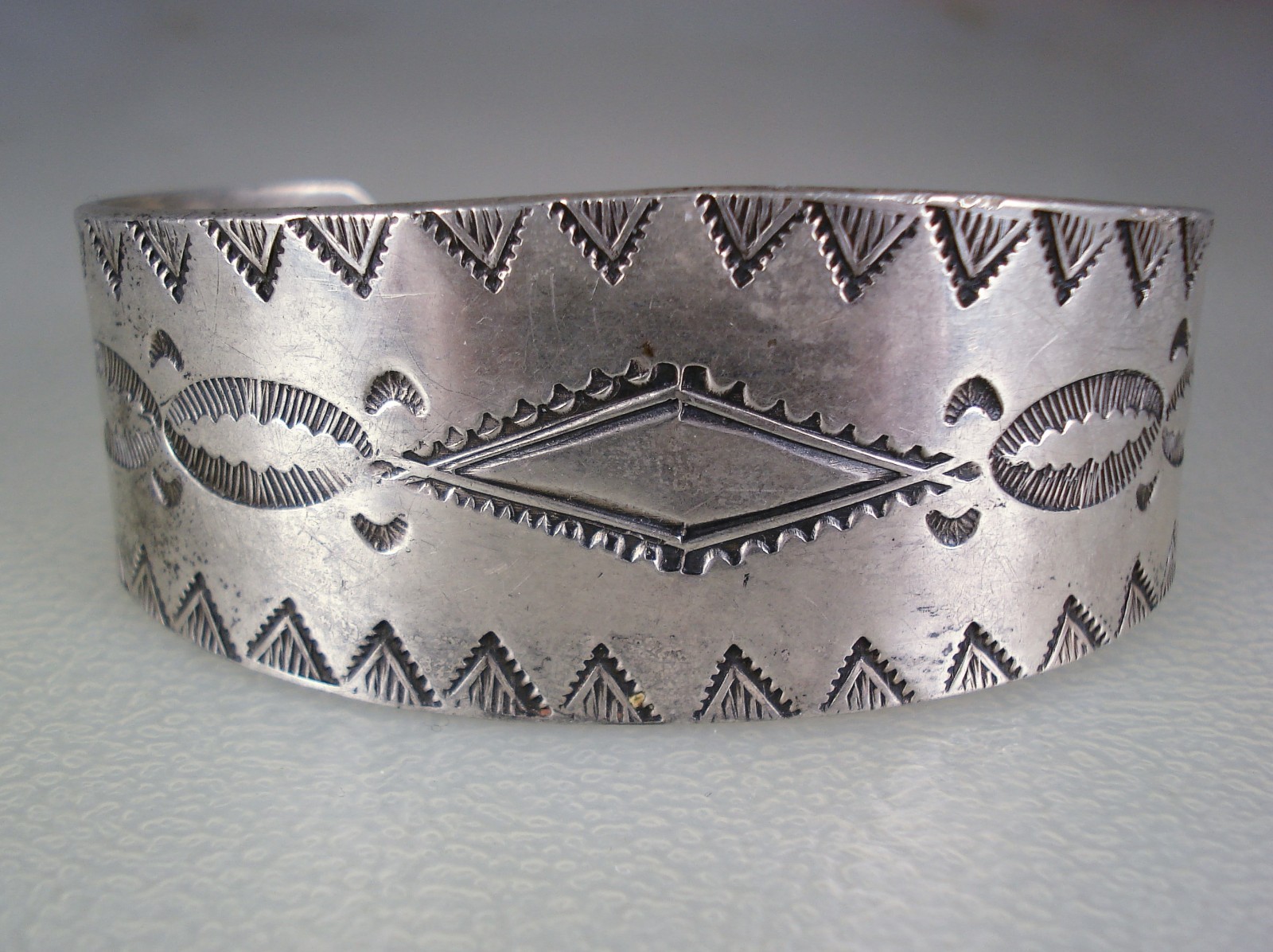 CLASSIC OLD NAVAJO FILE STAMPED STERLING SILVER BRACELET CLASSIC OLD NAVAJO FILE STAMPED STERLING SILVER BRACELET